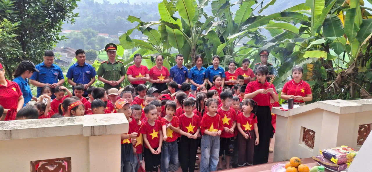 CÔNG AN XÃ THƯỢNG NÔNG PHỐI HỢP TRƯỜNG MẦM NON TỔ CHỨC HOẠT ĐỘNG TRẢI NGHIỆM