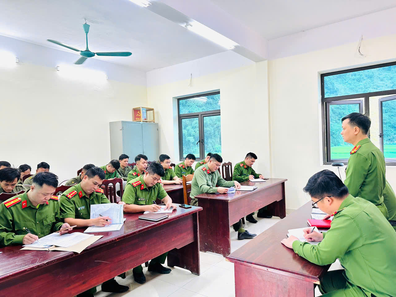 CÔNG AN XÃ CÔN LÔN DUY TRÌ NGHIÊM LỄ CHÀO CỜ, NÂNG CAO HIỆU QUẢ GIAO BAN CÔNG TÁC THÁNG