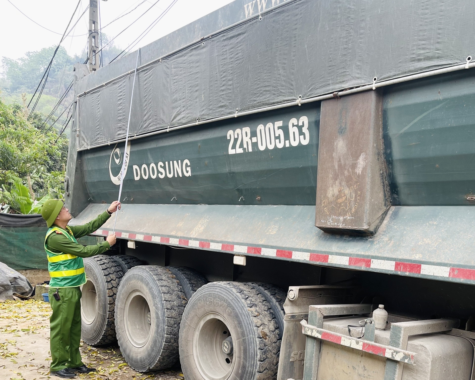 Công an xã Bình Ca triển khai tổng rà soát xe tải tự đổ, sơ mi rơ mooc tải trọng từ 15000 kg trở lên