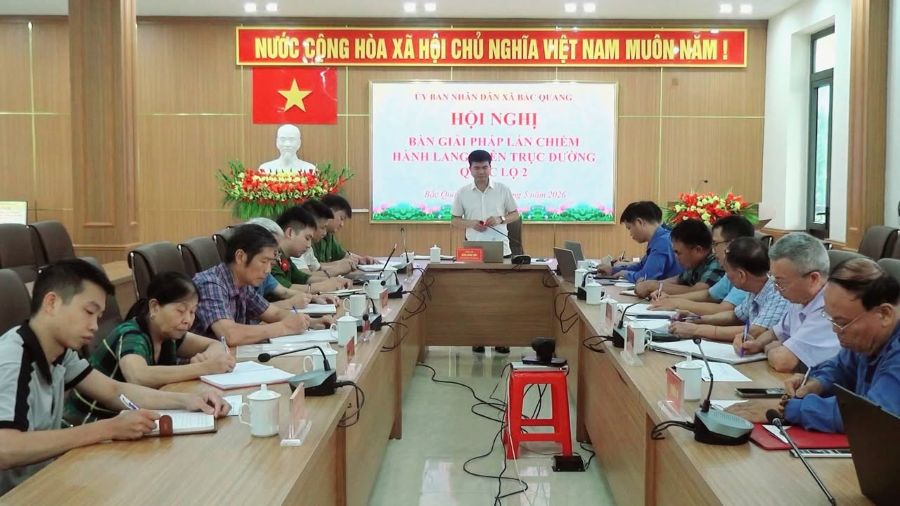 UBND xã Bắc Quang bàn giải pháp chấn chỉnh và xử lý dứt điểm tình trạng lấn chiếm hành lang, chợ cóc