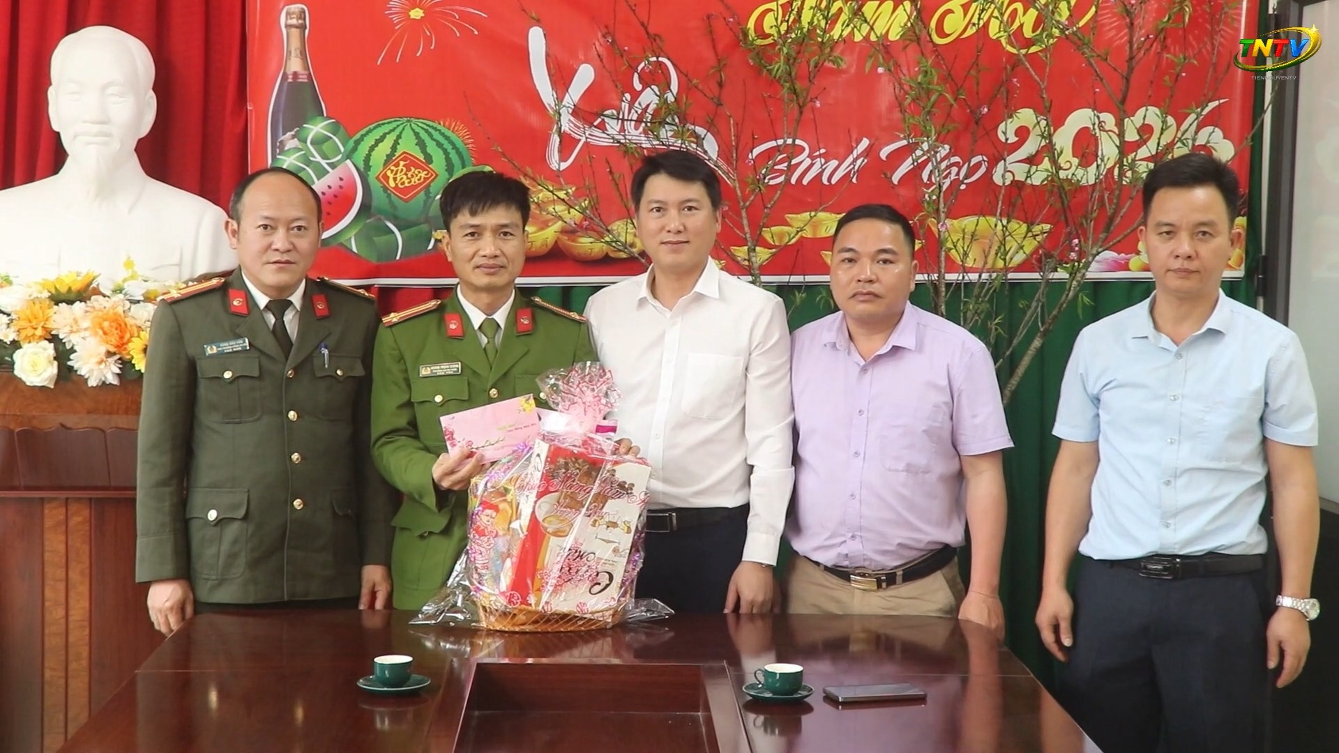 Lãnh đạo UBND xã Tiên Nguyên thăm, tặng quà các đơn vị trực Tết Nguyên đán Bính Ngọ 2026