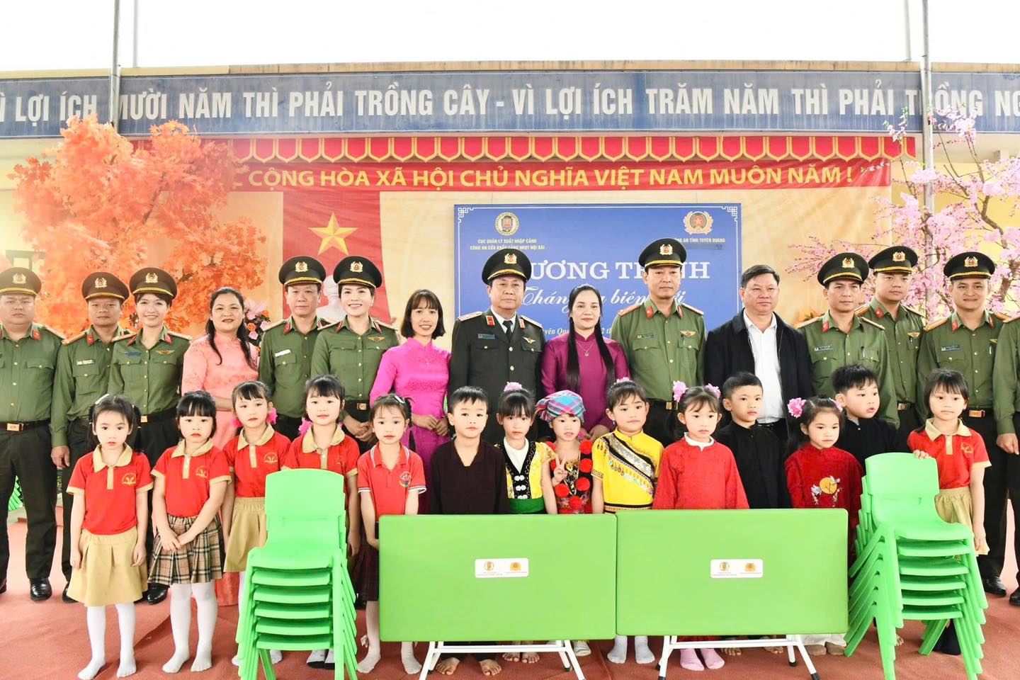 MANG NIỀM VUI ĐẾN CHO CÁC EM HỌC SINH TẠI TÂN TRÀO