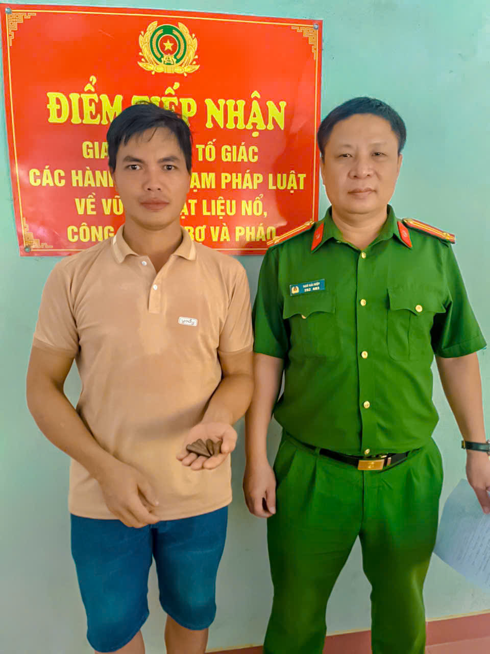 CÔNG AN XÃ THÁI SƠN TIẾP NHẬN 05 VIÊN ĐẠN DO NGƯỜI DÂN TỰ NGUYỆN GIAO NỘP