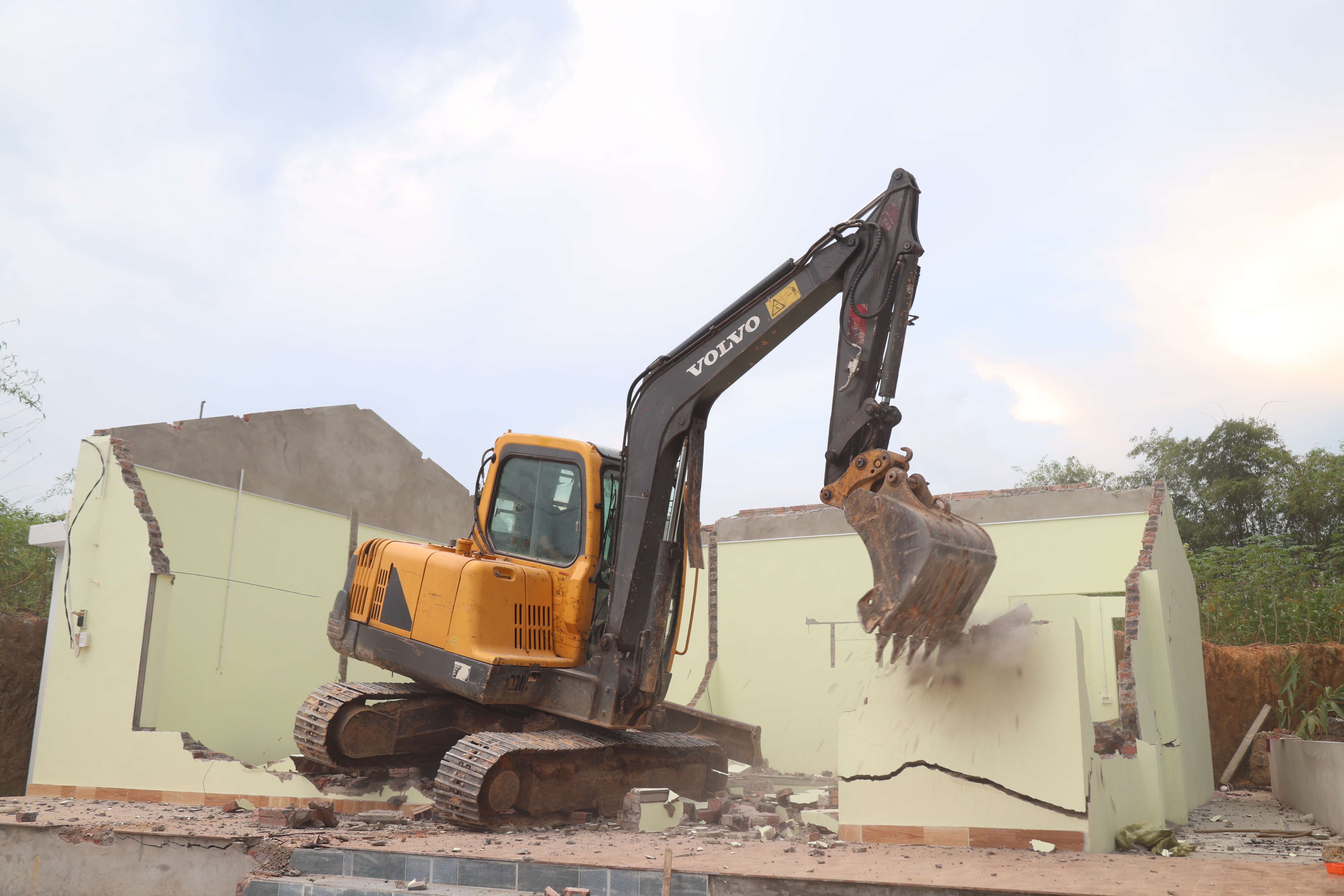 Tự nguyện tháo dỡ công trình xây dựng trái phép 
