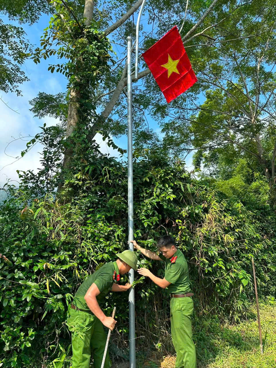 CÔNG AN XÃ TÂN AN CHUNG TAY THẮP SÁNG ĐƯỜNG QUÊ – GÓP SỨC XÂY DỰNG NÔNG THÔN XANH, SẠCH, ĐẸP