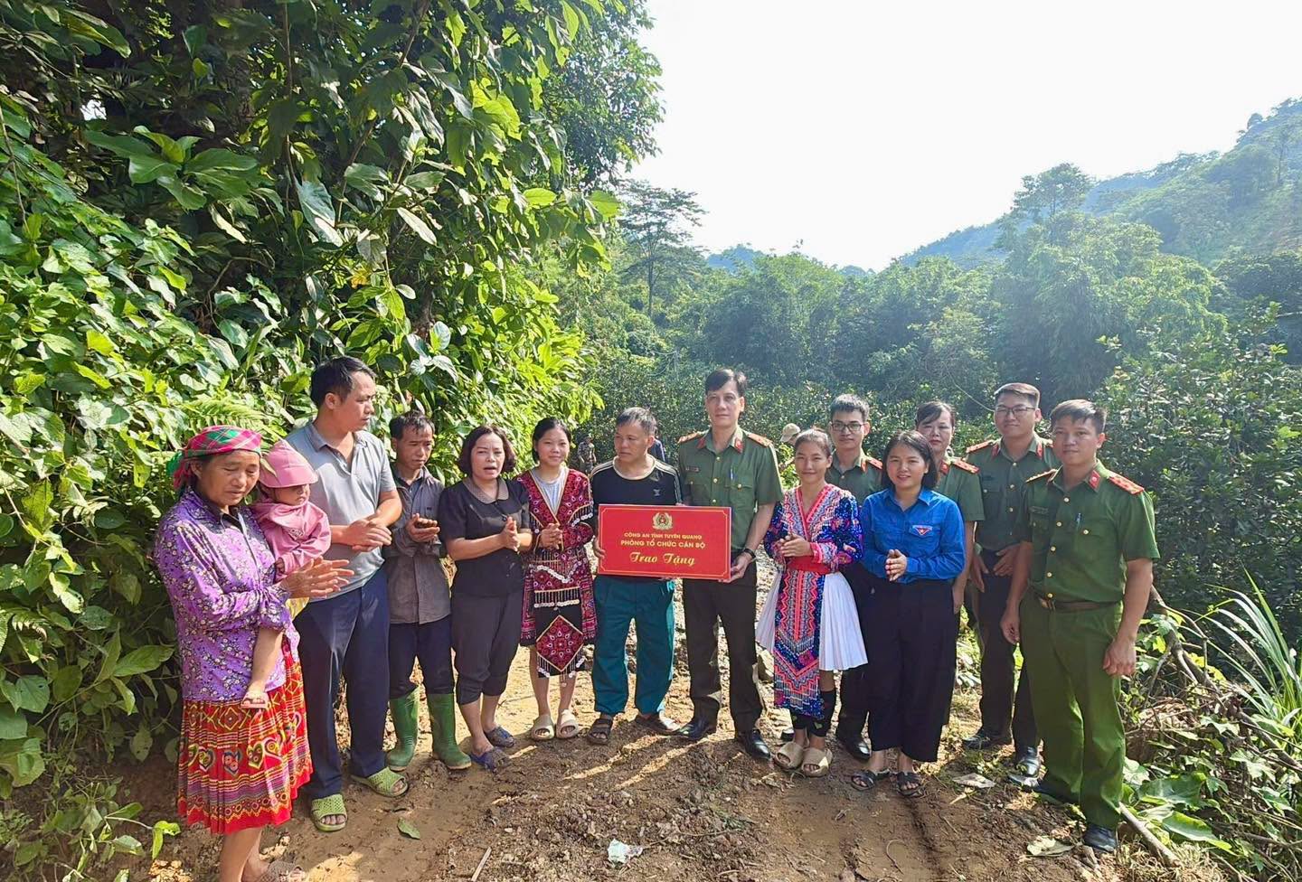 LAN TOẢ PHONG TRÀO “BA NHẤT” BẰNG NHỮNG VIỆC LÀM THIẾT THỰC VÌ NHÂN DÂN