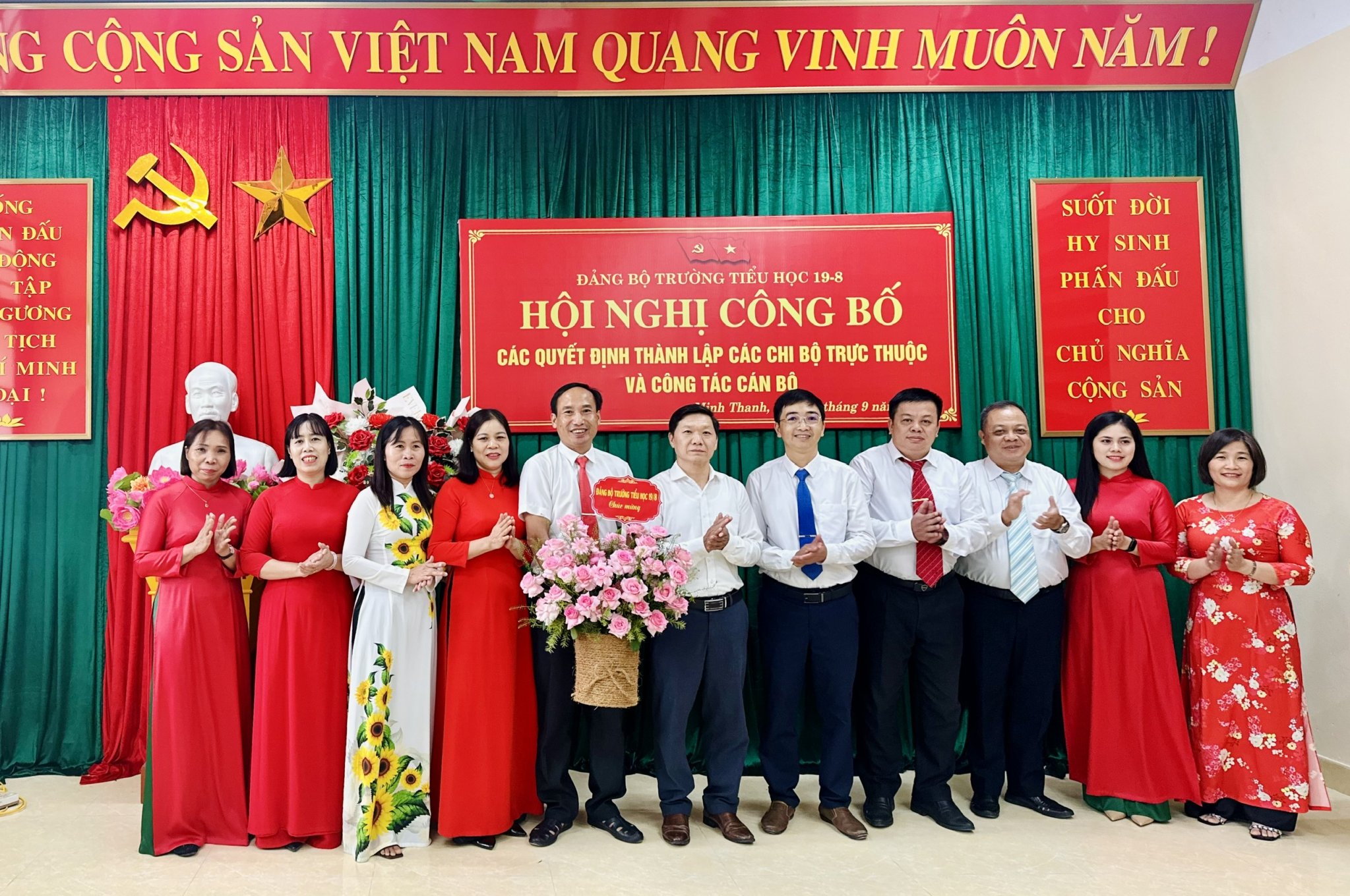Đảng bộ Trường Tiểu học 19/8 công bố quyết định thành lập các chi bộ trực thuộc
