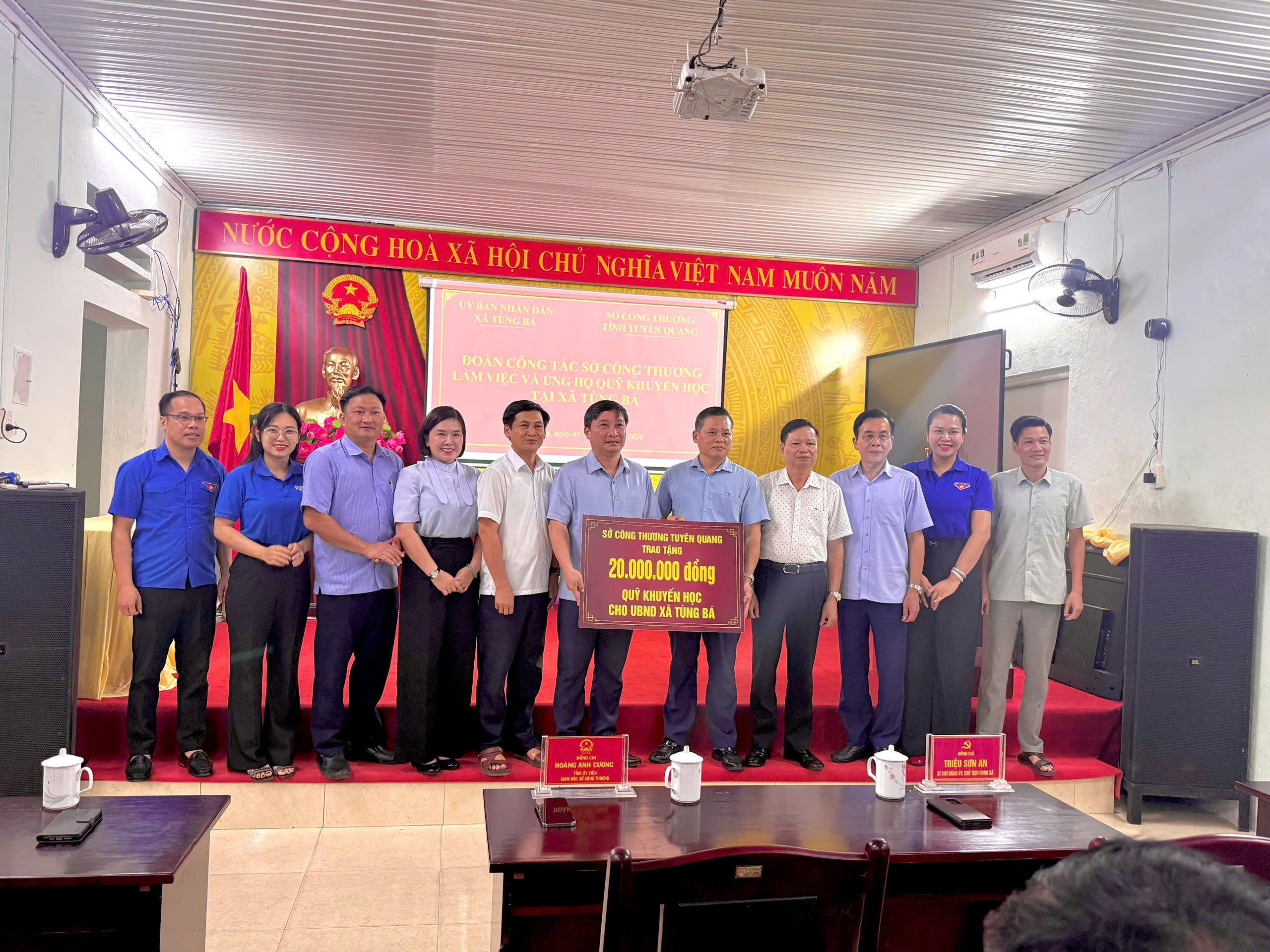SỞ CÔNG THƯƠNG TỚI LÀM VIỆC VÀ TRIỂN KHAI CÔNG TÁC AN SINH XÃ HỘI TẠI CÁC XÃ ĐƯỜNG HỒNG, YÊN CƯỜNG VÀ TÙNG BÁ