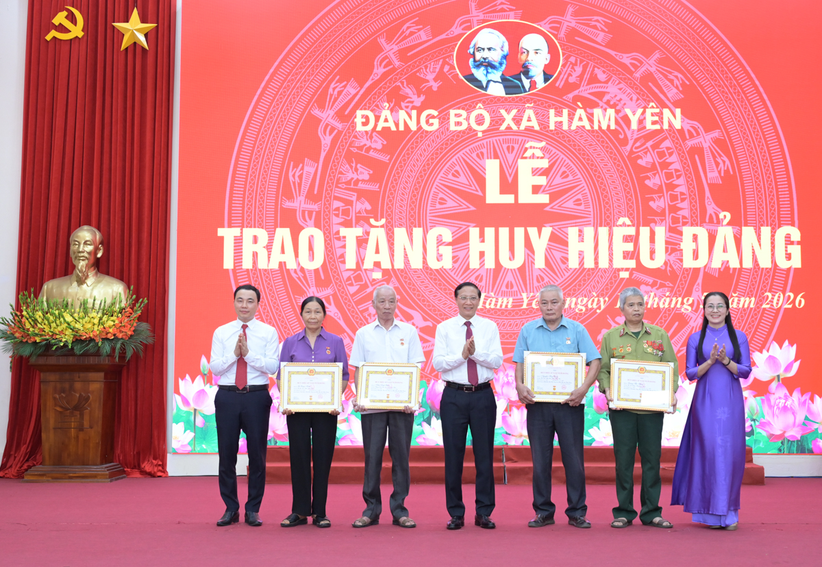 Đảng bộ xã Hàm Yên tổ chức Lễ trao tặng Huy hiệu Đảng đợt 19/5 cho 19 đảng viên