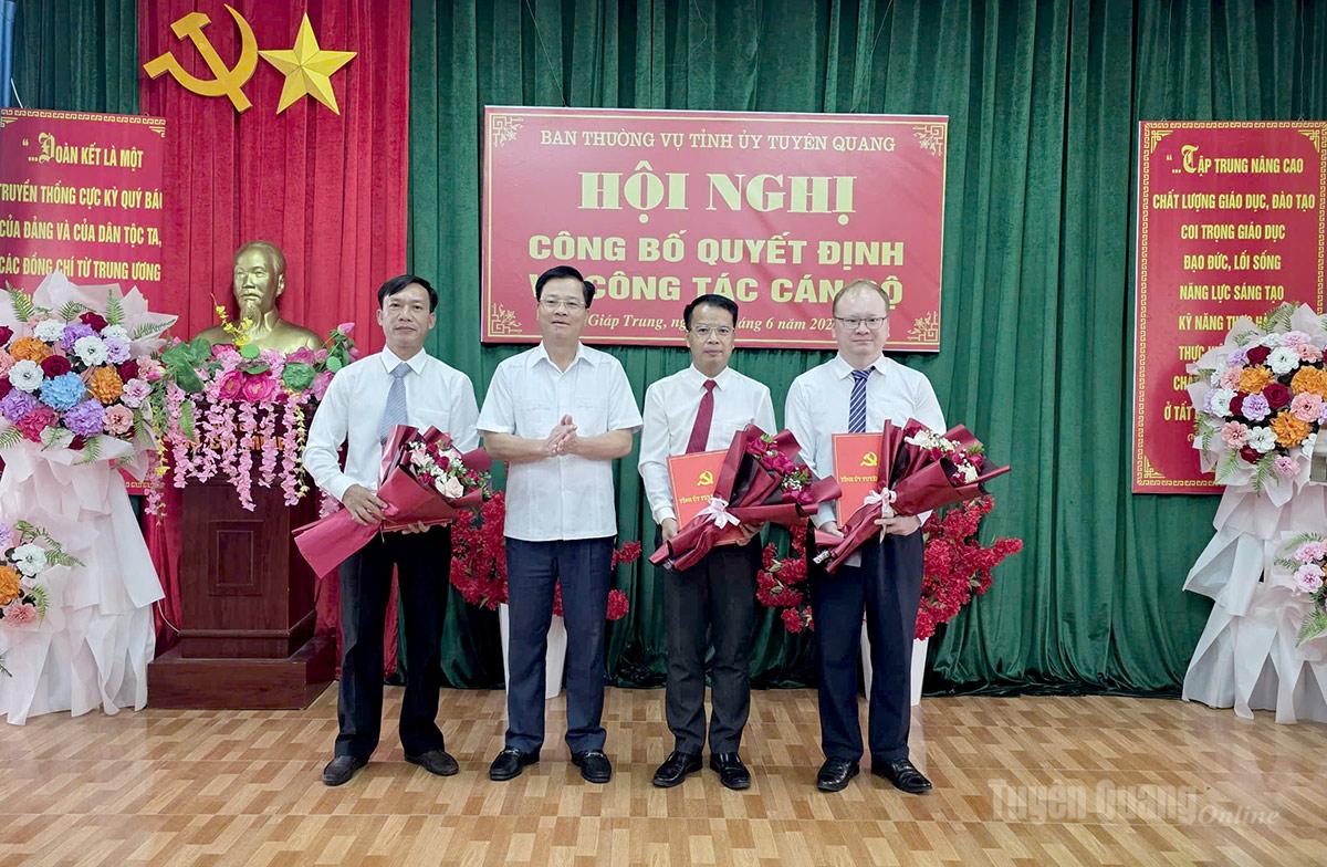 Ban Thường vụ Tỉnh ủy công bố quyết định về công tác cán bộ tại Đảng bộ xã Giáp Trung