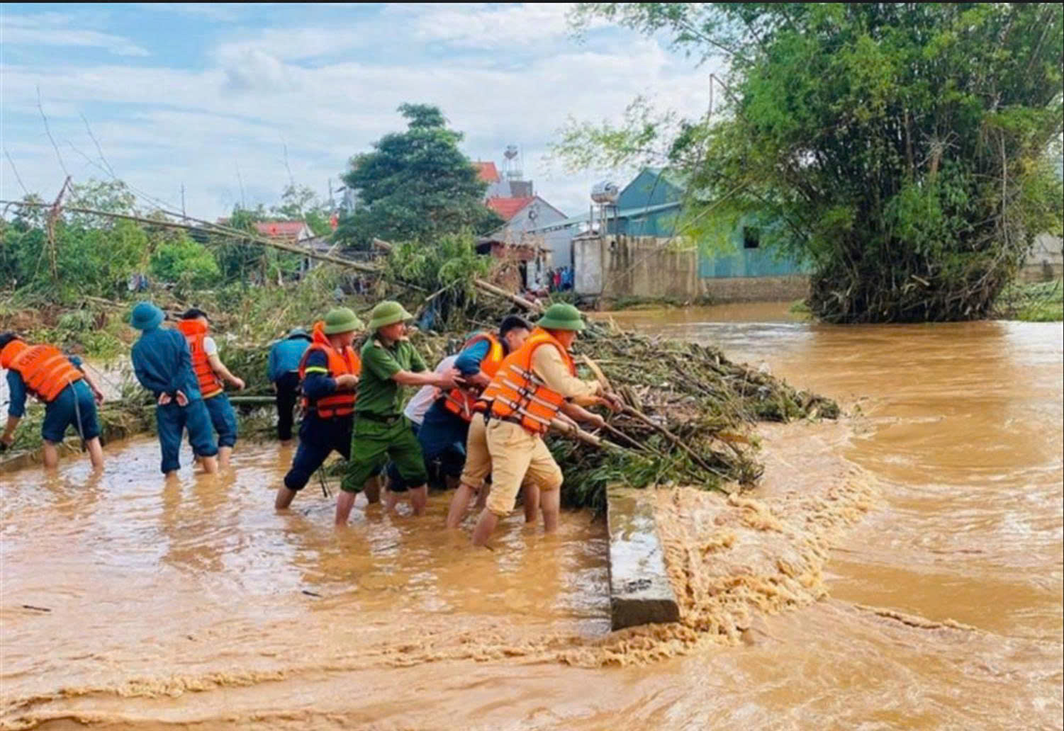 Sở Ngoại vụ chủ động tăng cường phối hợp với Văn phòng Ngoại sự châu Văn Sơn trong công tác phòng, chống lụt, bão năm 2026