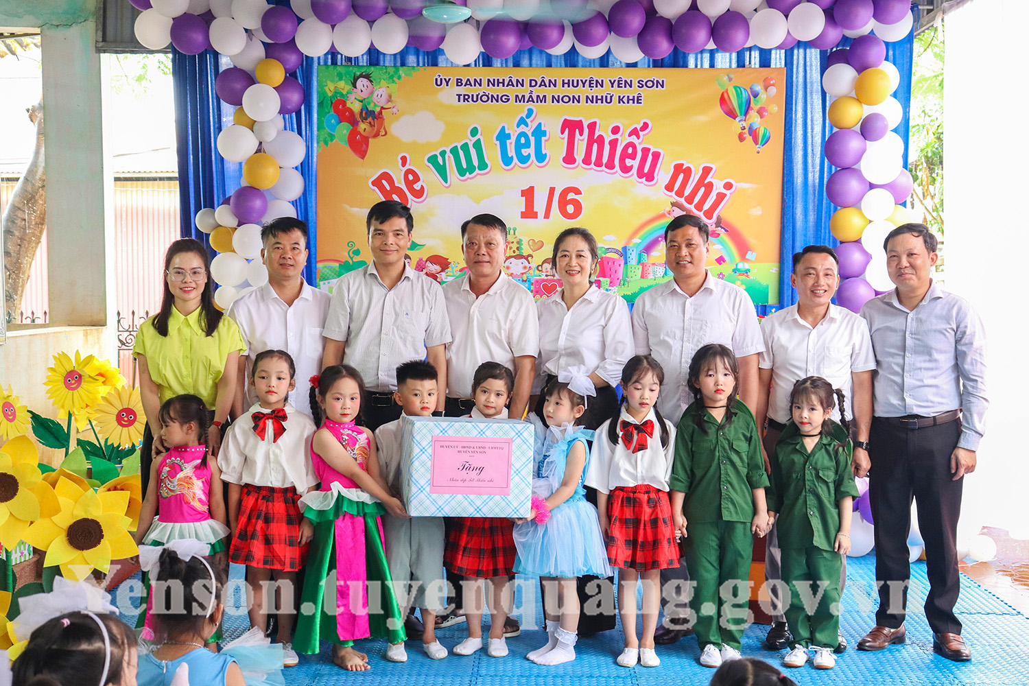 Đồng chí Phó Chủ tịch UBND huyện tặng quà trường mầm non Nhữ Khê dịp Tết thiếu nhi 1/6