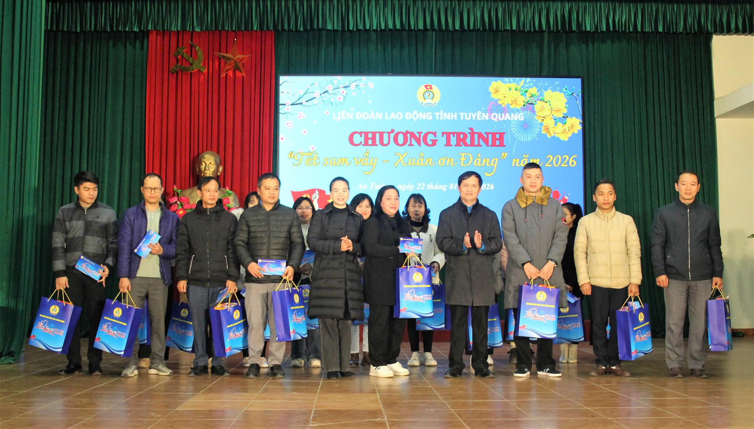 Trao 200 suất quà Tết đến người lao động khó khăn phường An Tường