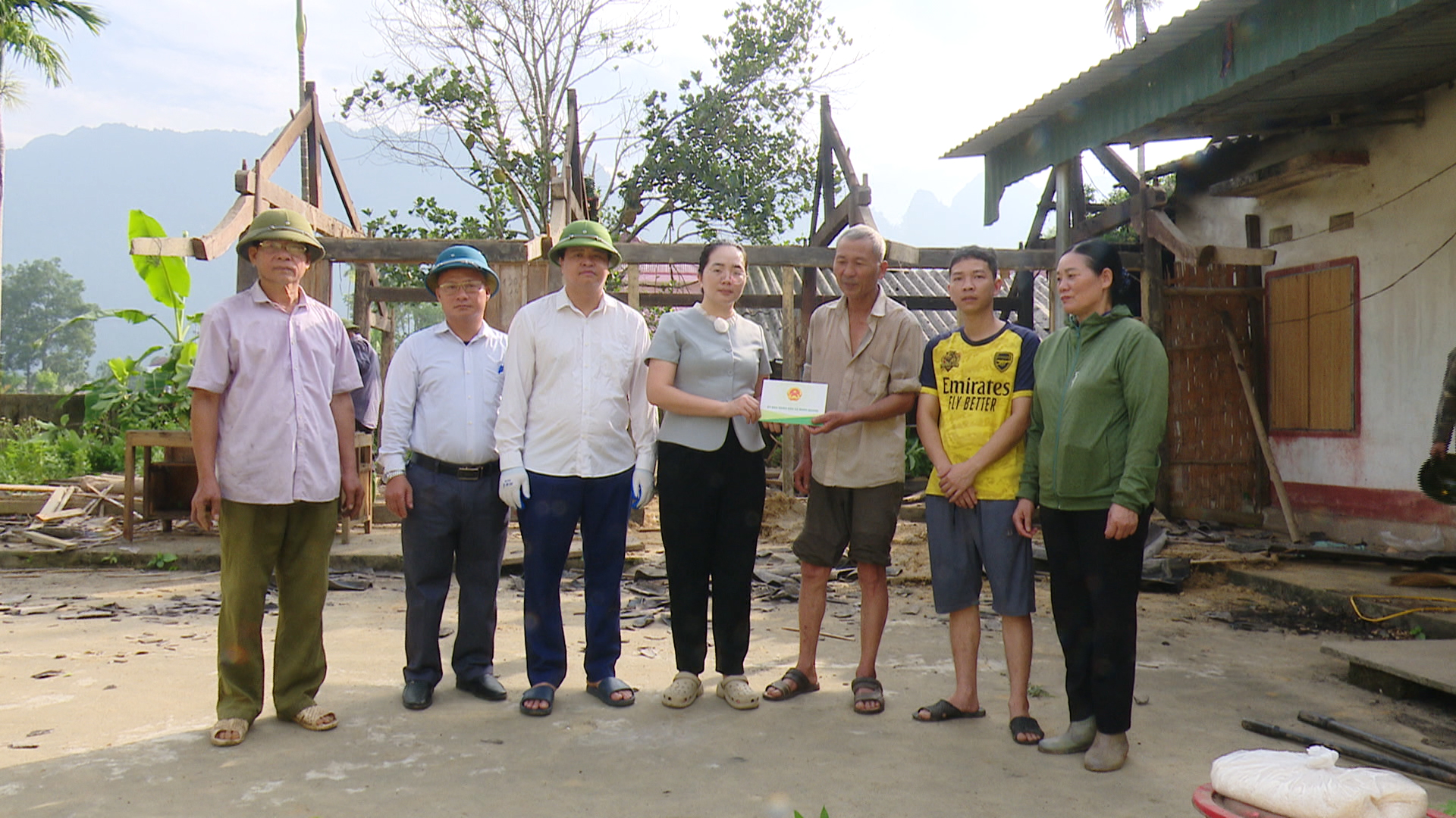 Chi bộ UBND xã Minh Quang hỗ trợ di chuyển nhà, bàn giao mặt bằng xây dựng tại thôn Noong Phường