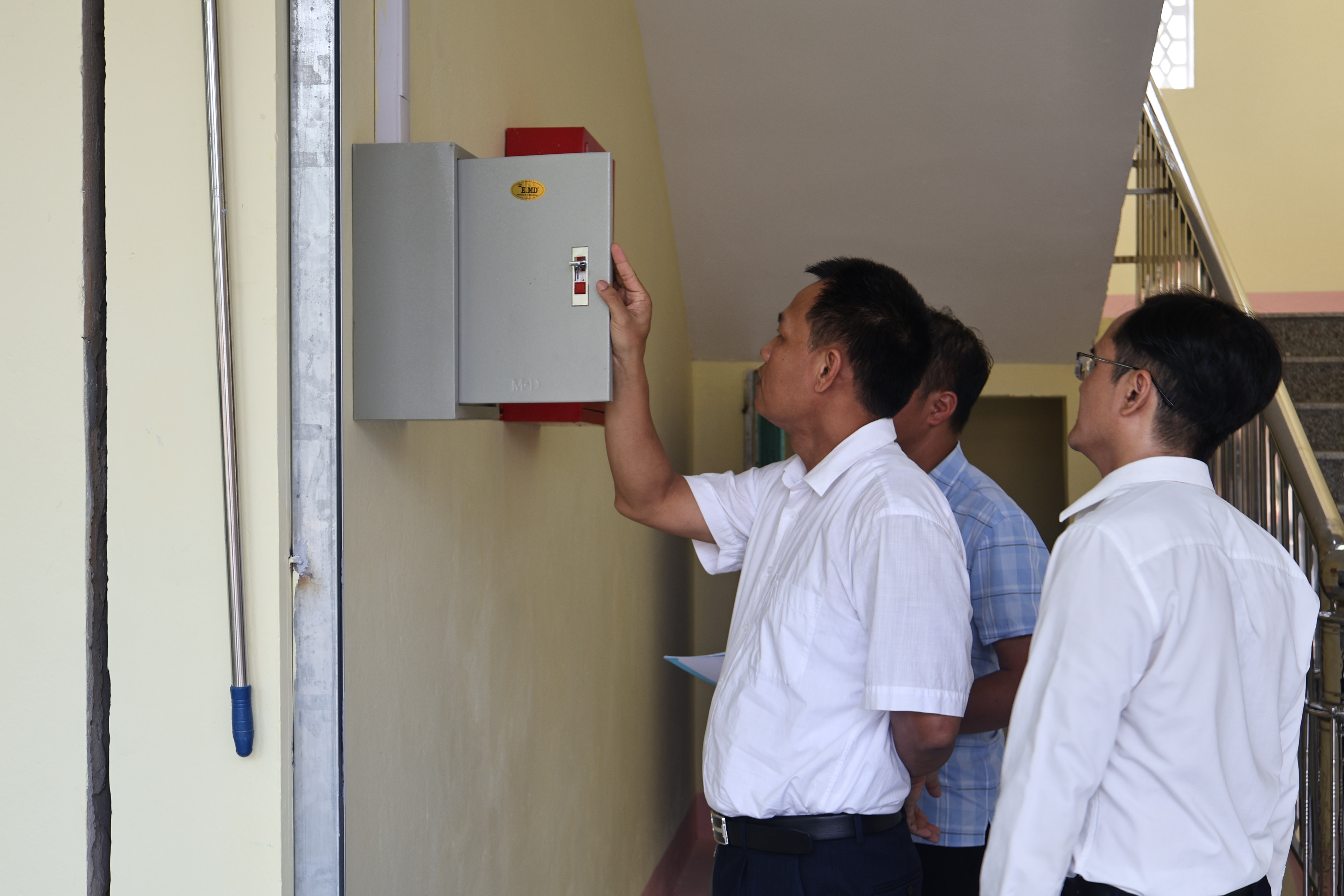 S Thiện ktra THCS VTuy..JPG