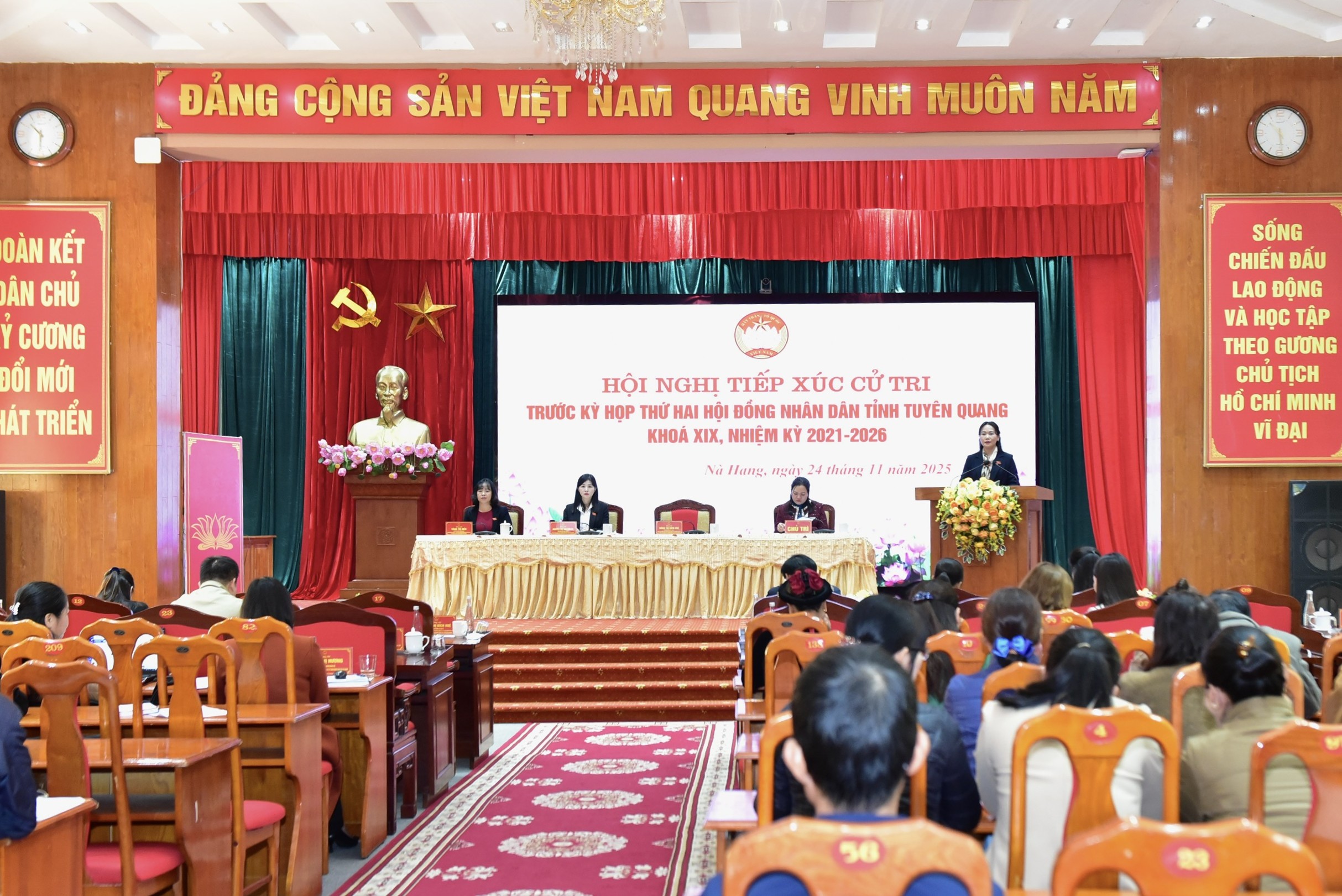 Đồng chí Phó Bí thư Thường trực Đảng ủy UBND tỉnh Nông Thị Bích Huệ tiếp xúc cử tri xã Nà Hang