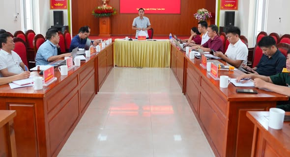 Chủ tịch UBND xã Nguyễn Mạnh Thắng chủ trì phiên họp tháng 6/2026