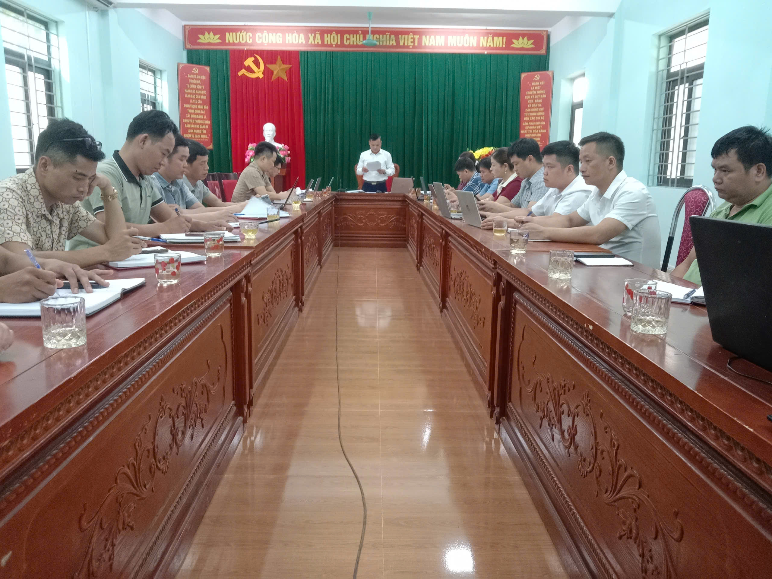 Chi bộ cơ quan xã Niêm Sơn sinh hoạt chi bộ kỳ tháng 6 năm 2026