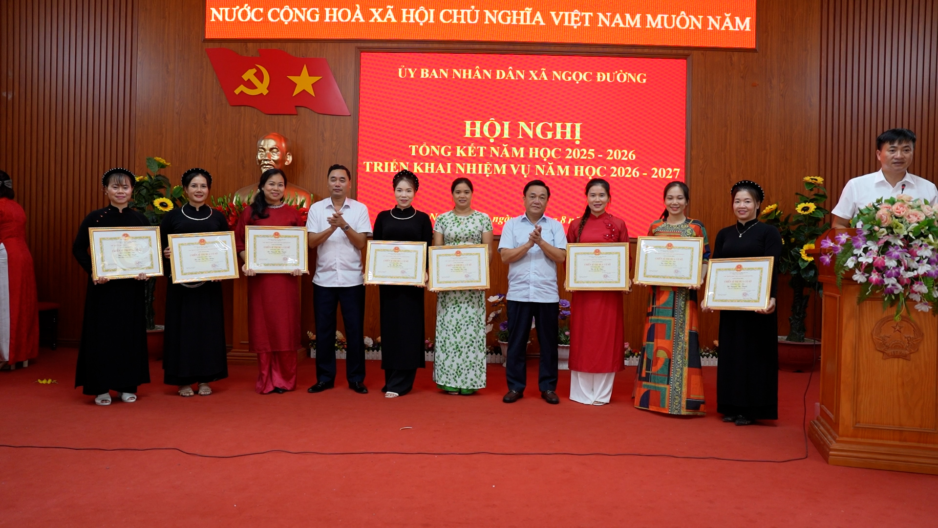 Bí thư Đảng uỷ, Chủ tịch HĐND xã Bùi Huy Hoàng dự tổng kết năm học 2025 - 2026.