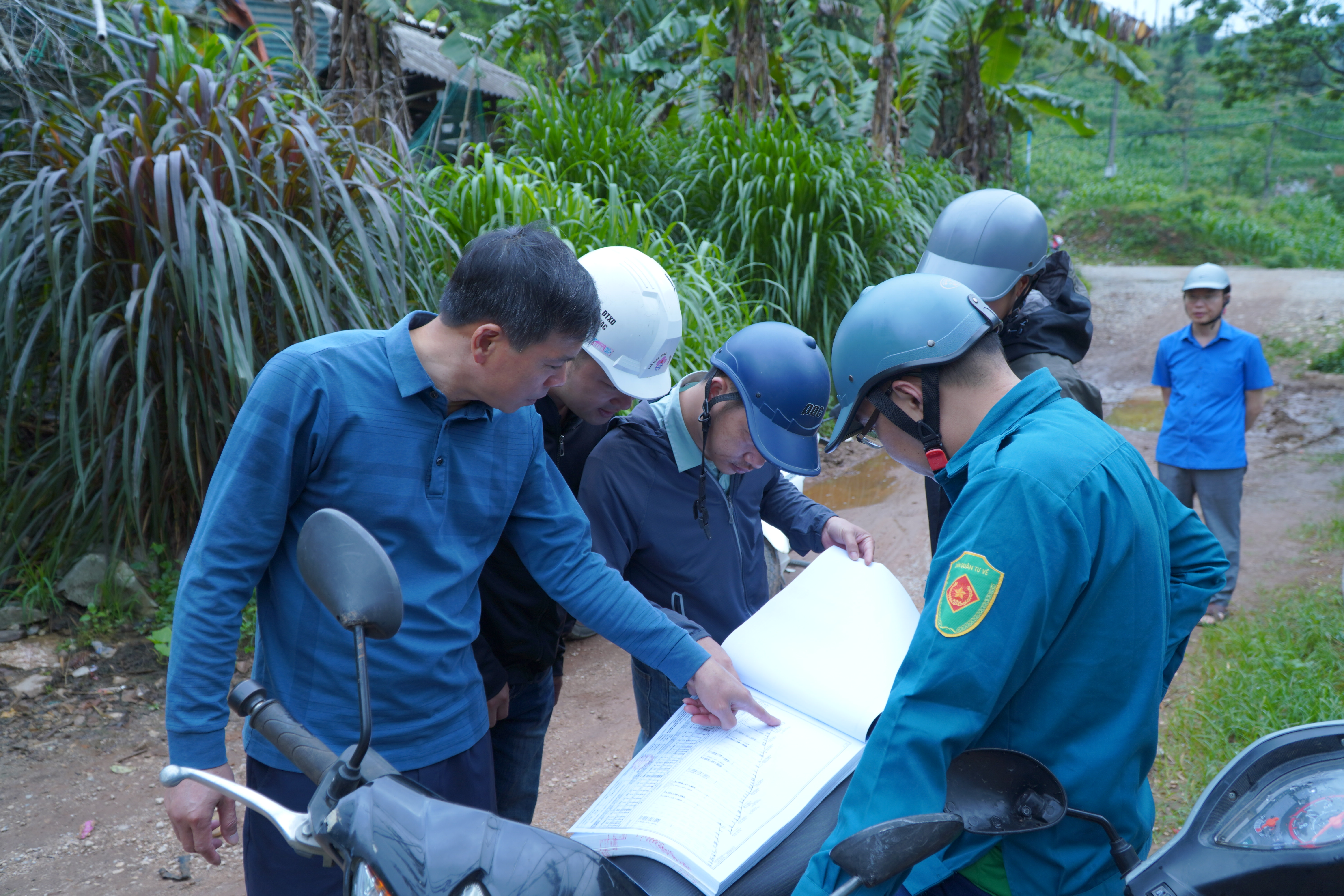 Đồng chí Bí thư Đảng ủy yêu cầu tập trung nhân lực, máy móc đẩy nhanh tiến độ công trình đường liên xã Tả Lủng – Nậm Ban – Niêm Sơn