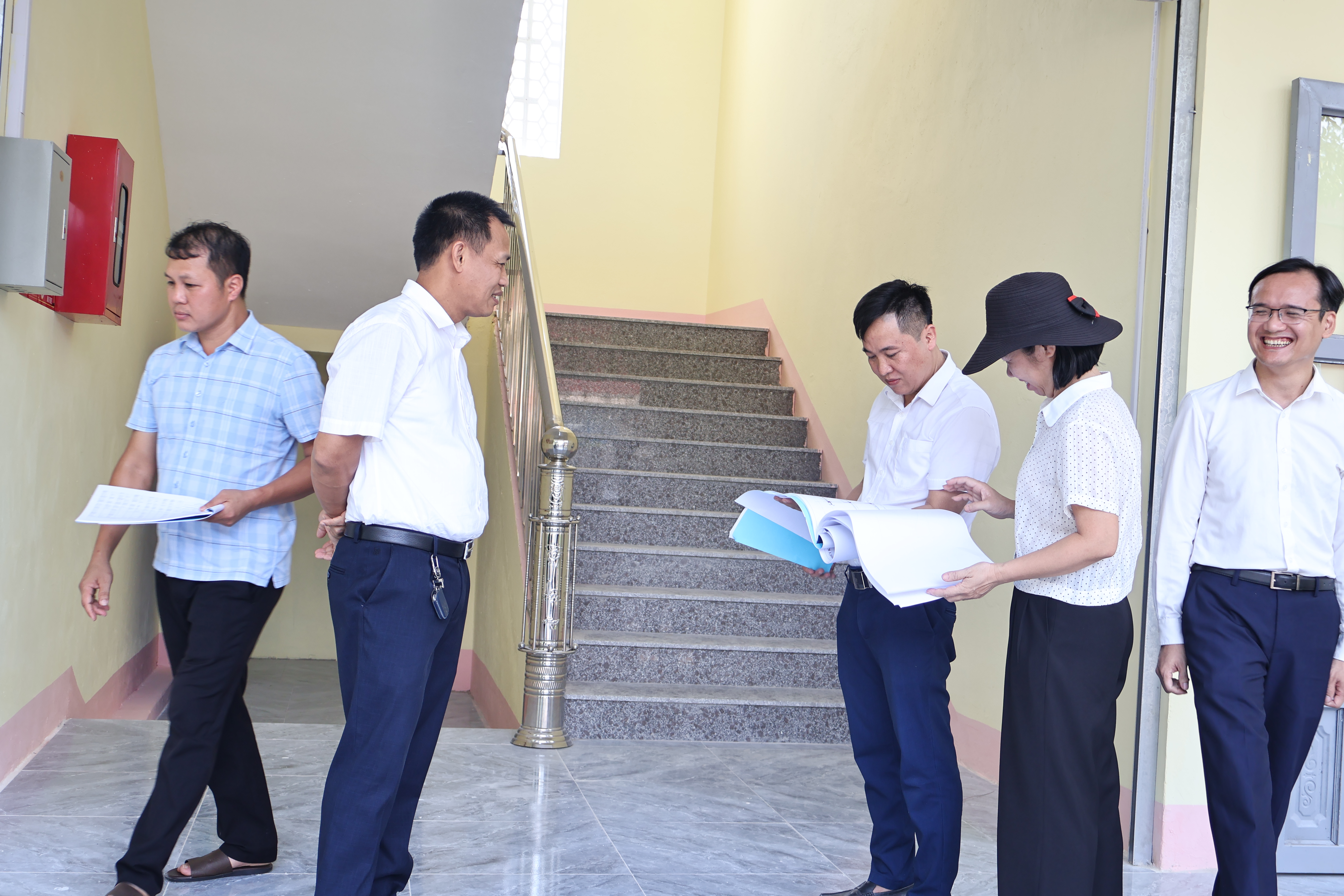 Lãnh đạo xã Vĩnh Tuy ki  ểm tra công trình Trường THCS và công tác chuẩn bị năm học mới