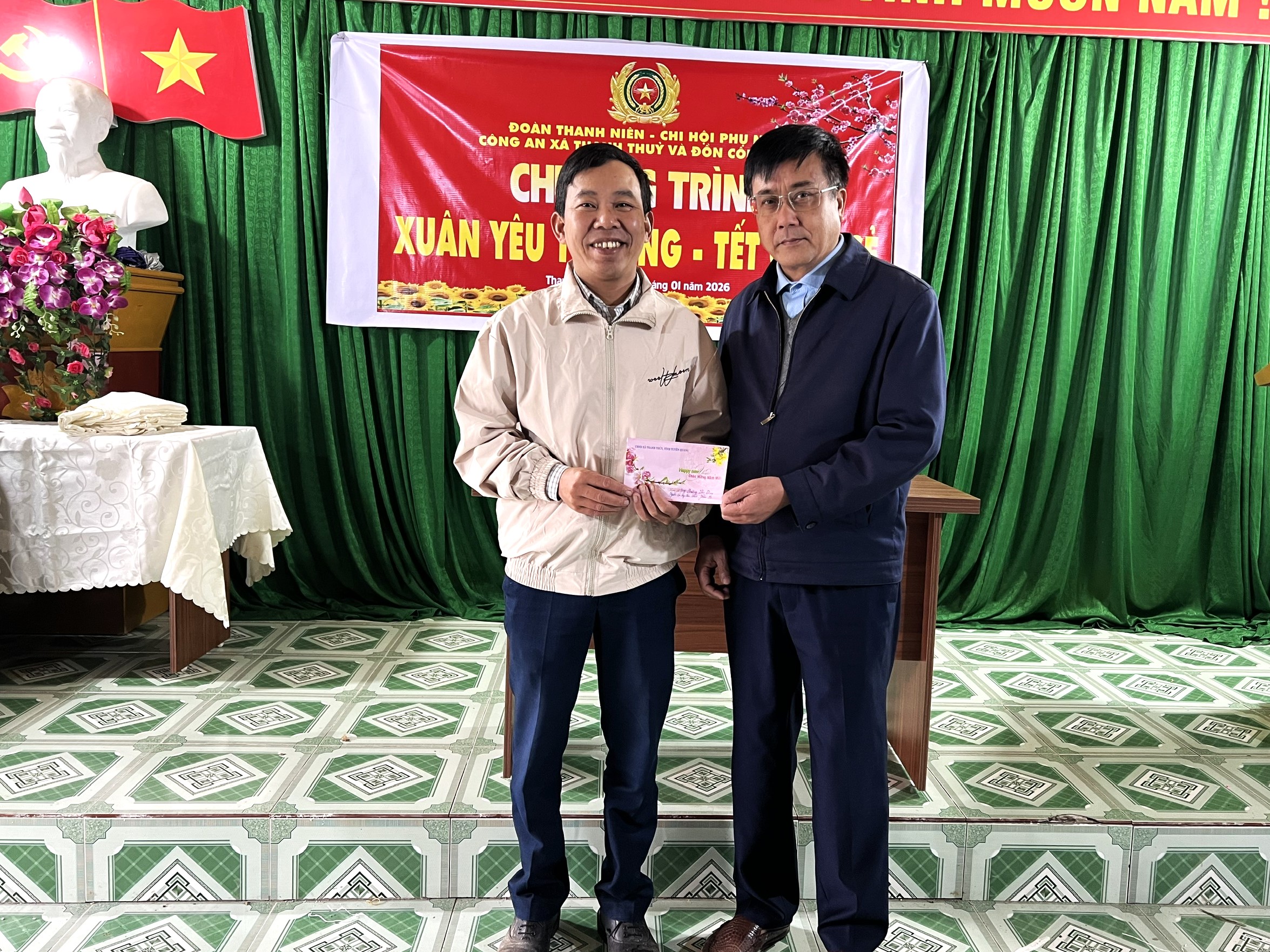 Lãnh đạo xã Thanh Thủy Thăm, tặng quà và chúc Tết