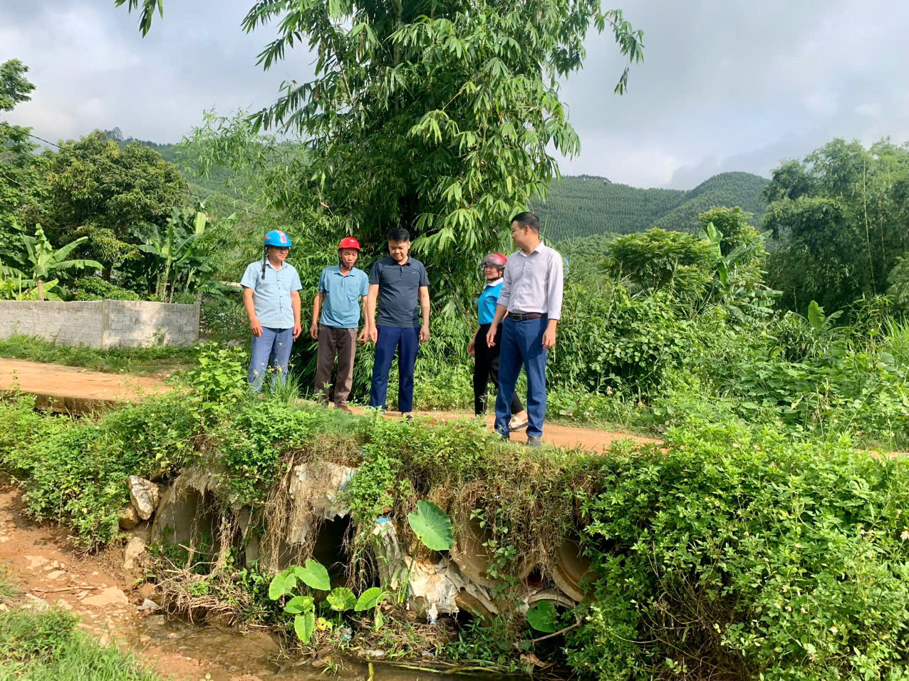 UBND XÃ ĐÔNG THỌ KIỂM TRA THỰC TẾ CÁC CÔNG TRÌNH GIAO THÔNG, THỦY LỢI TRƯỚC MÙA MƯA BÃO