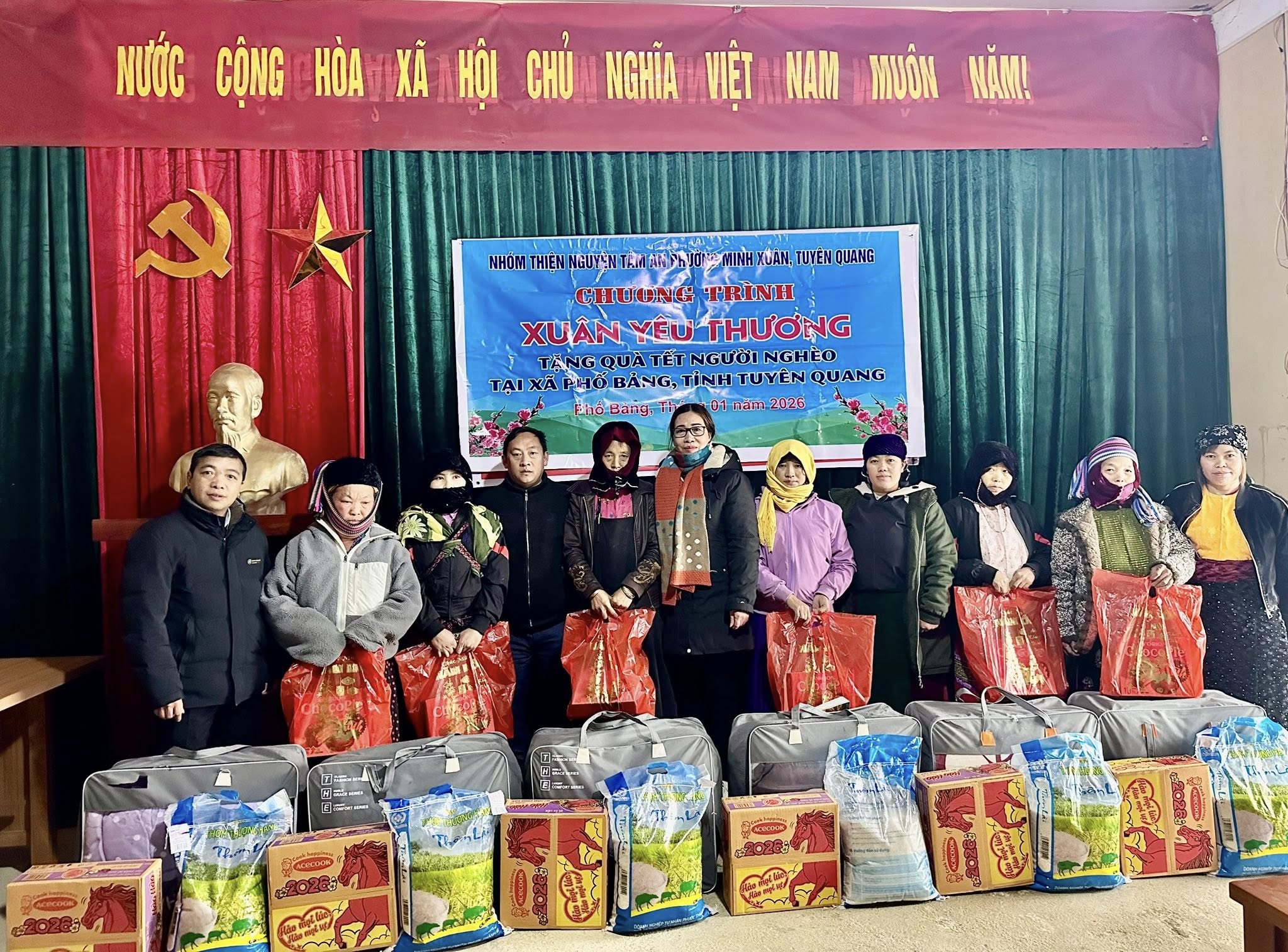 ĐỒNG CHÍ PHAN THỊ LAN TRAO QUÀ TẾT CHO NGƯỜI DÂN THÔN CÁ LỦNG