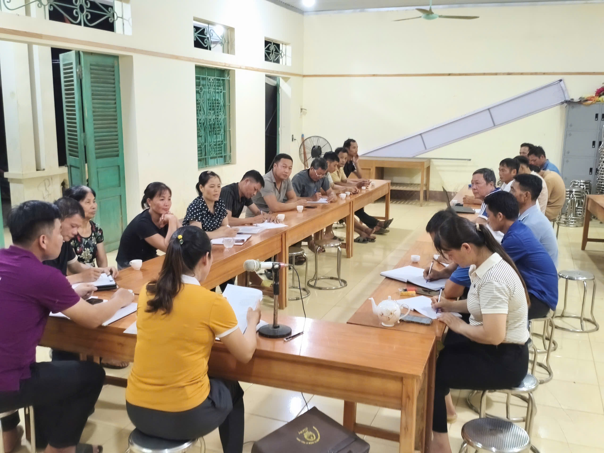TỔ CÔNG TÁC BAN CHỈ ĐẠO SẮP XẾP THÔN VÀ THƯỜNG TRỰC ỦY BAN MTTQ XÃ LÀM VIỆC TẠI CÁC THÔN AN LẠC, AO DĂM, LỤC MÙN VỀ CÔNG TÁC SẮP XẾP THÔN