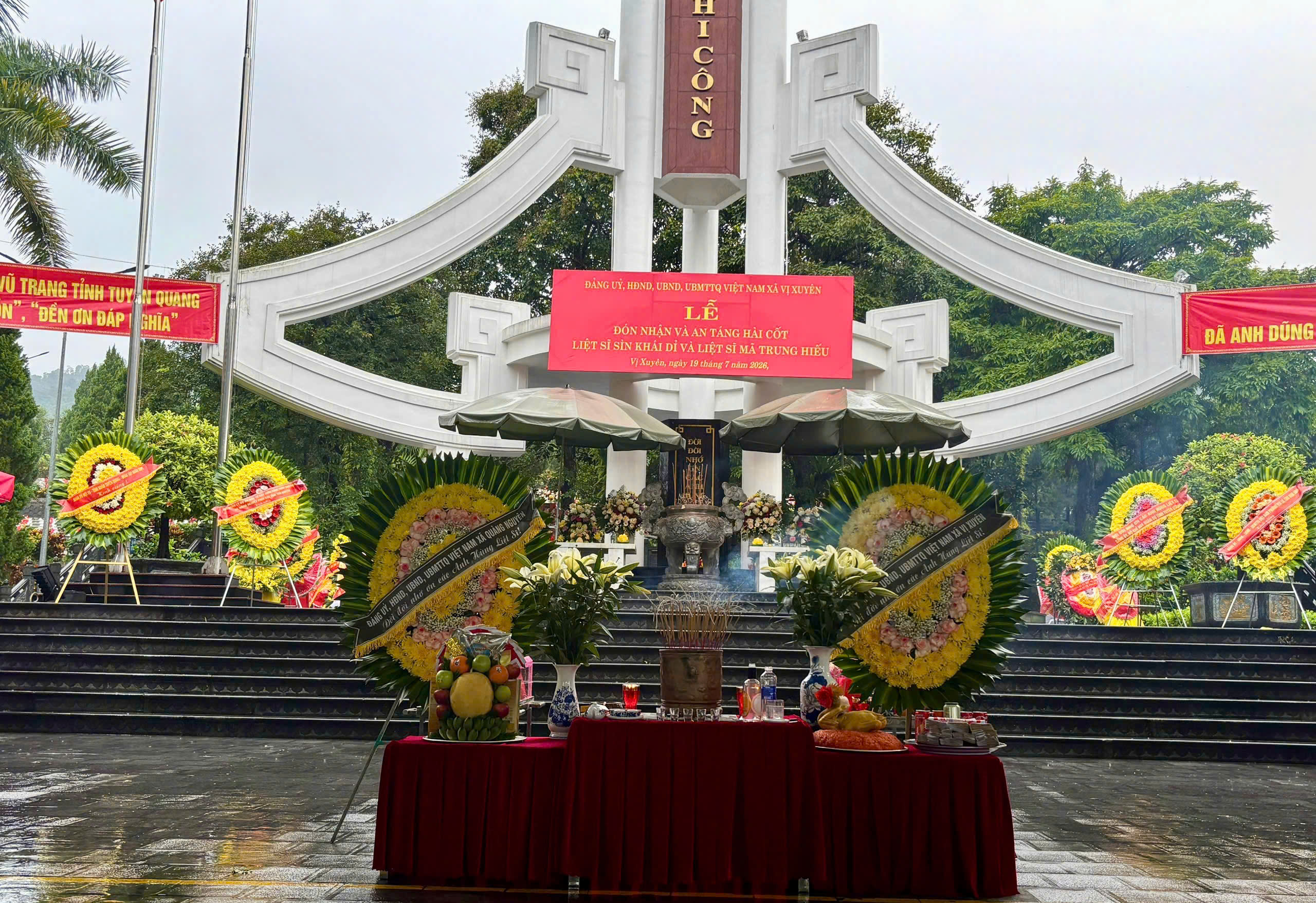 LỄ ĐÓN NHẬN VÀ AN TÁNG HÀI CỐT LIỆT SĨ MÃ TRUNG HIẾU VÀ LIỆT SĨ SÌN KHÁI DỈ TẠI NGHĨA TRANG LIỆT SĨ QUỐC GIA VỊ XUYÊN