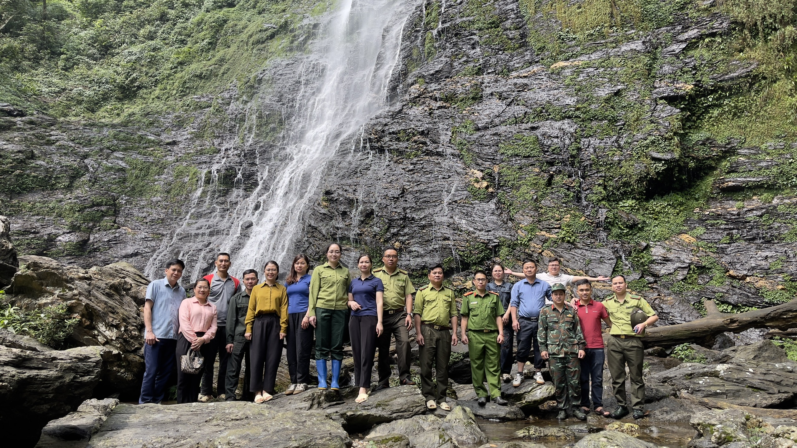 Đồng chí Chẩu Thị Khuyên, Phó Bí thư Đảng uỷ, Chủ tịch UBND xã Minh Quang khảo sát tiềm năng phát triển du lịch sinh thái tại thôn Bản Biến.