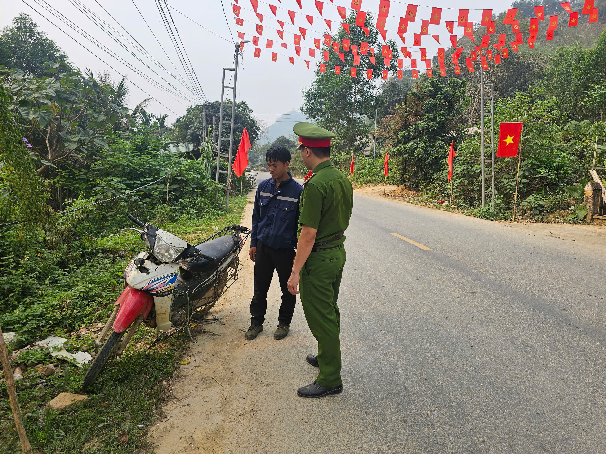 CÔNG AN XÃ KIẾN THIẾT TĂNG CƯỜNG BẢO ĐẢM TRẬT TỰ AN TOÀN GIAO THÔNG TRÊN ĐỊA BÀN