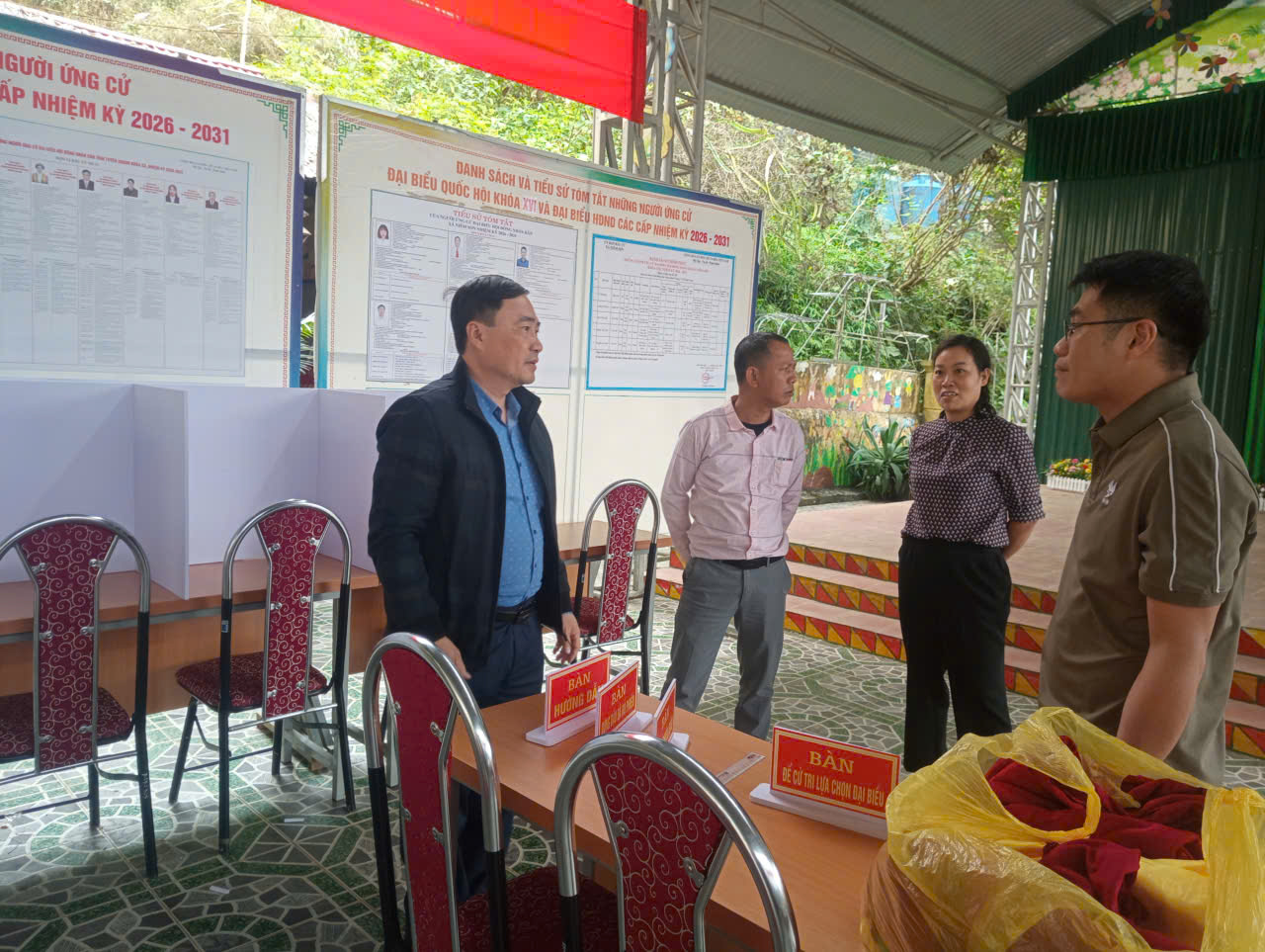 Đồng chí Lương Vũ Khoa Chủ tịch UBND xã Niêm Sơn  kiểm tra công tác chuẩn bị bầu cử tại các khu vực bỏ phiếu