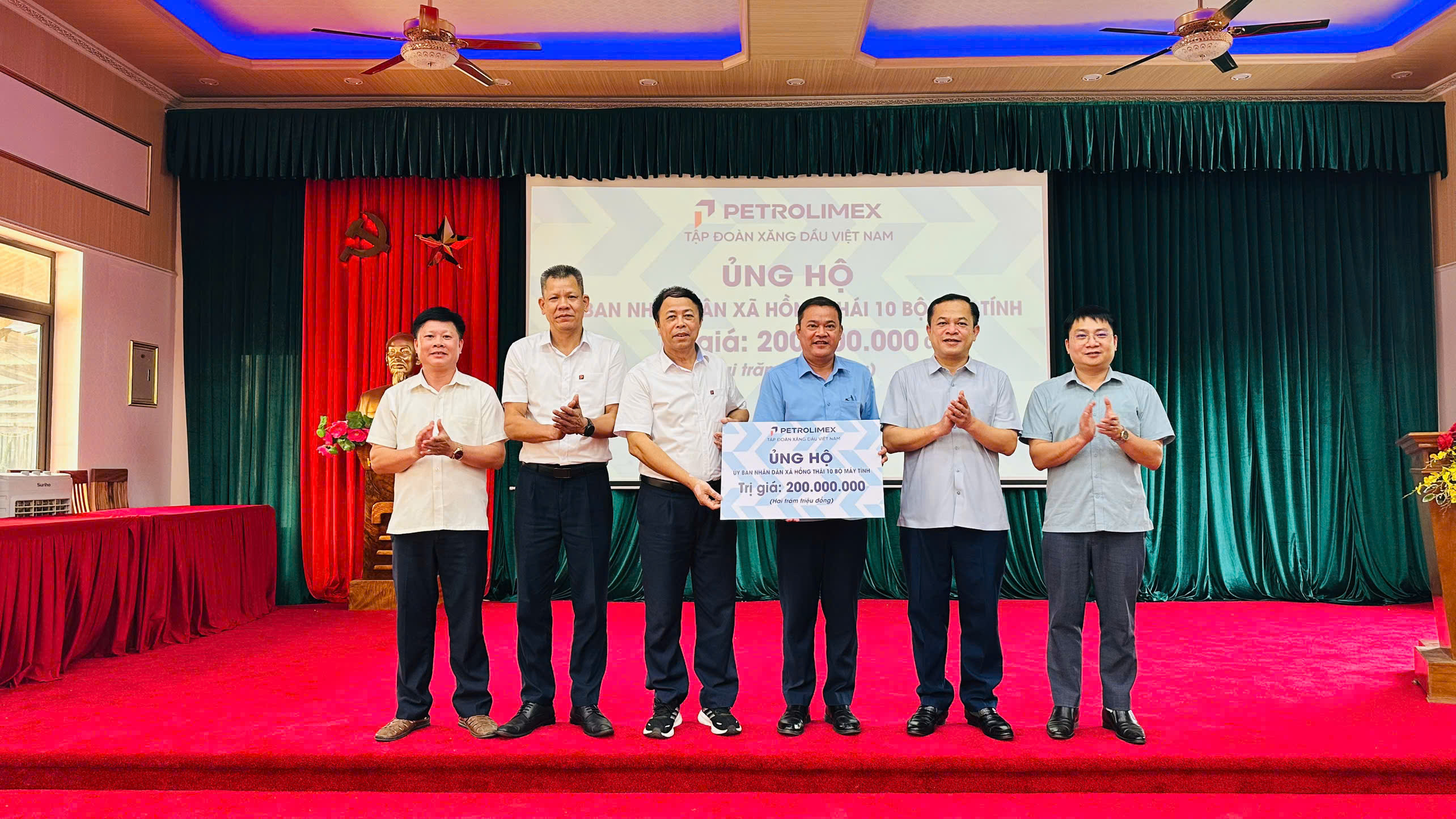 Công ty TNHH MTV Petrolimex Tuyên Quang trao tặng 10 bộ máy tính cho xã Hồng Thái