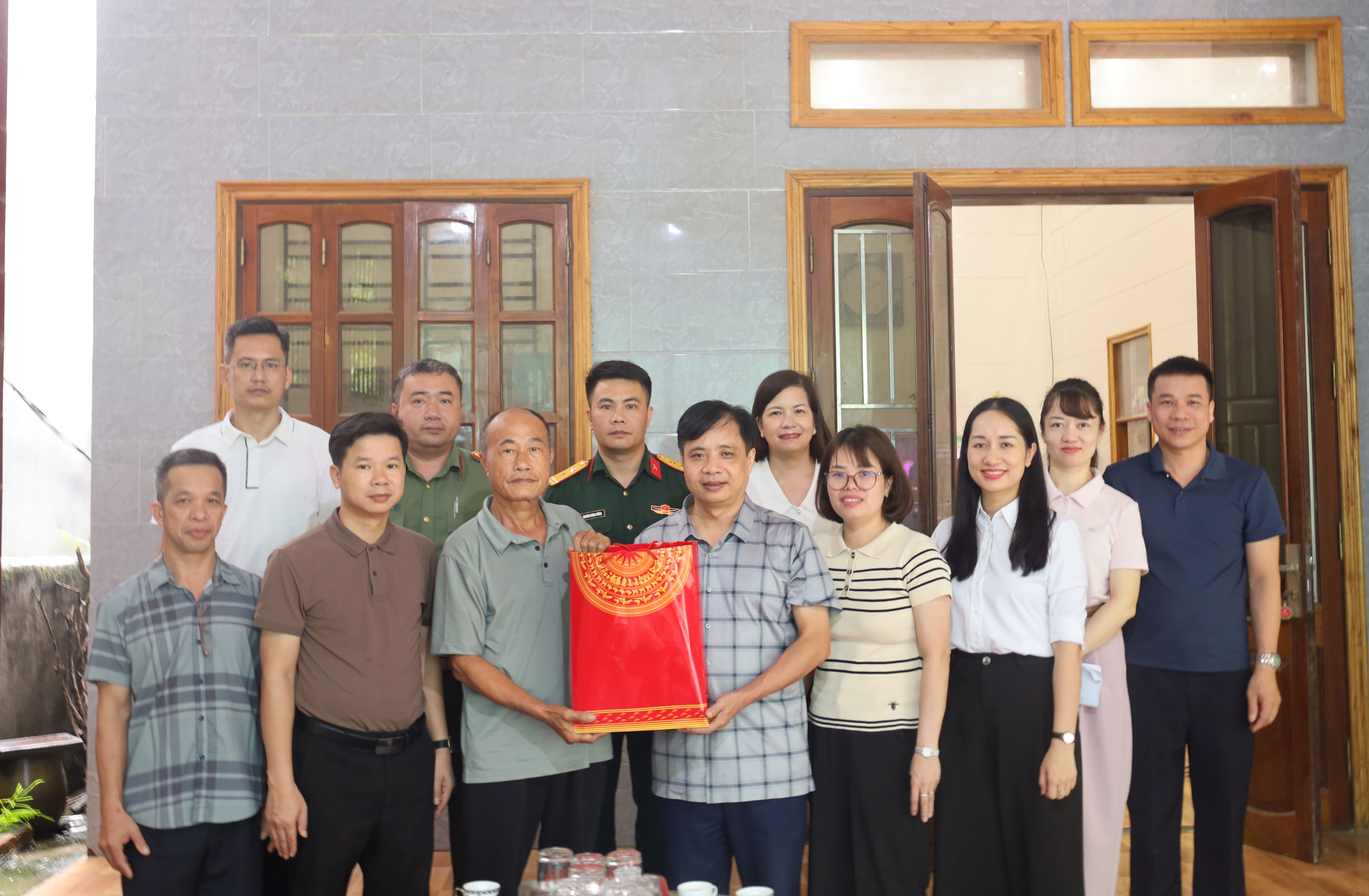 Xã Tân Long thăm hỏi, tặng quà người có uy tín trong đồng bào dân tộc thiểu số