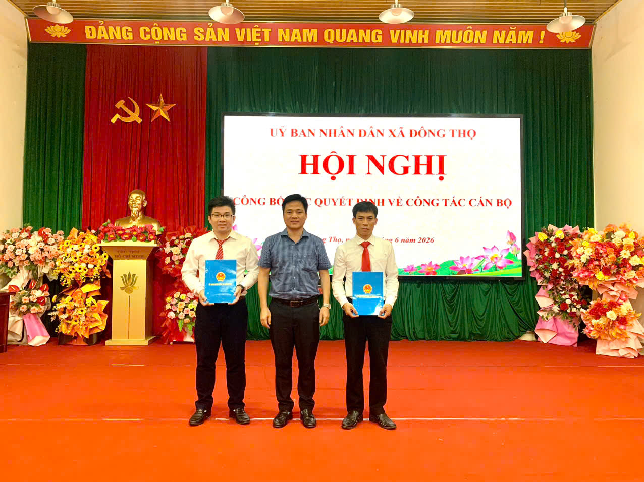 UBND xã Đông Thọ công bố các quyết định về công tác cán bộ
