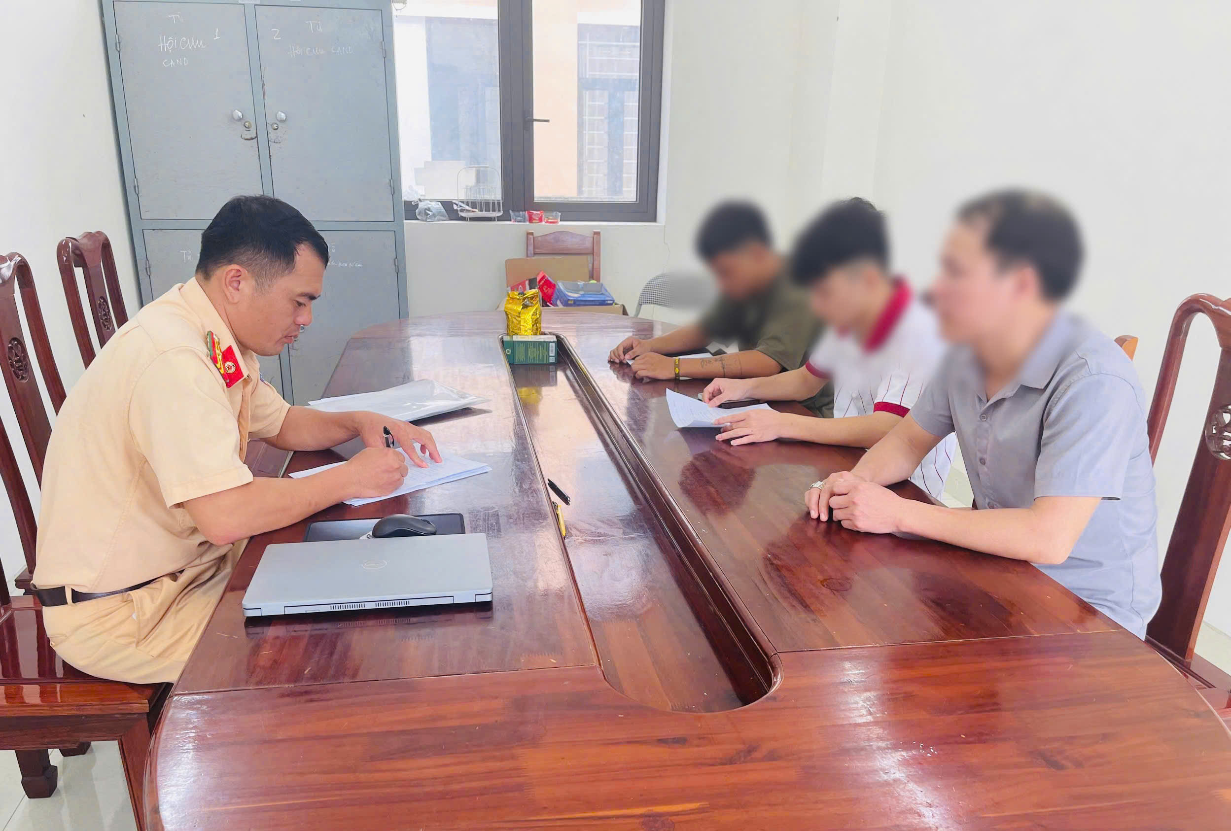 TỊCH THU XE MÔ TÔ CỦA 2 THIẾU NIÊN “ĐỔI LÁI” KHI XE ĐANG CHẠY