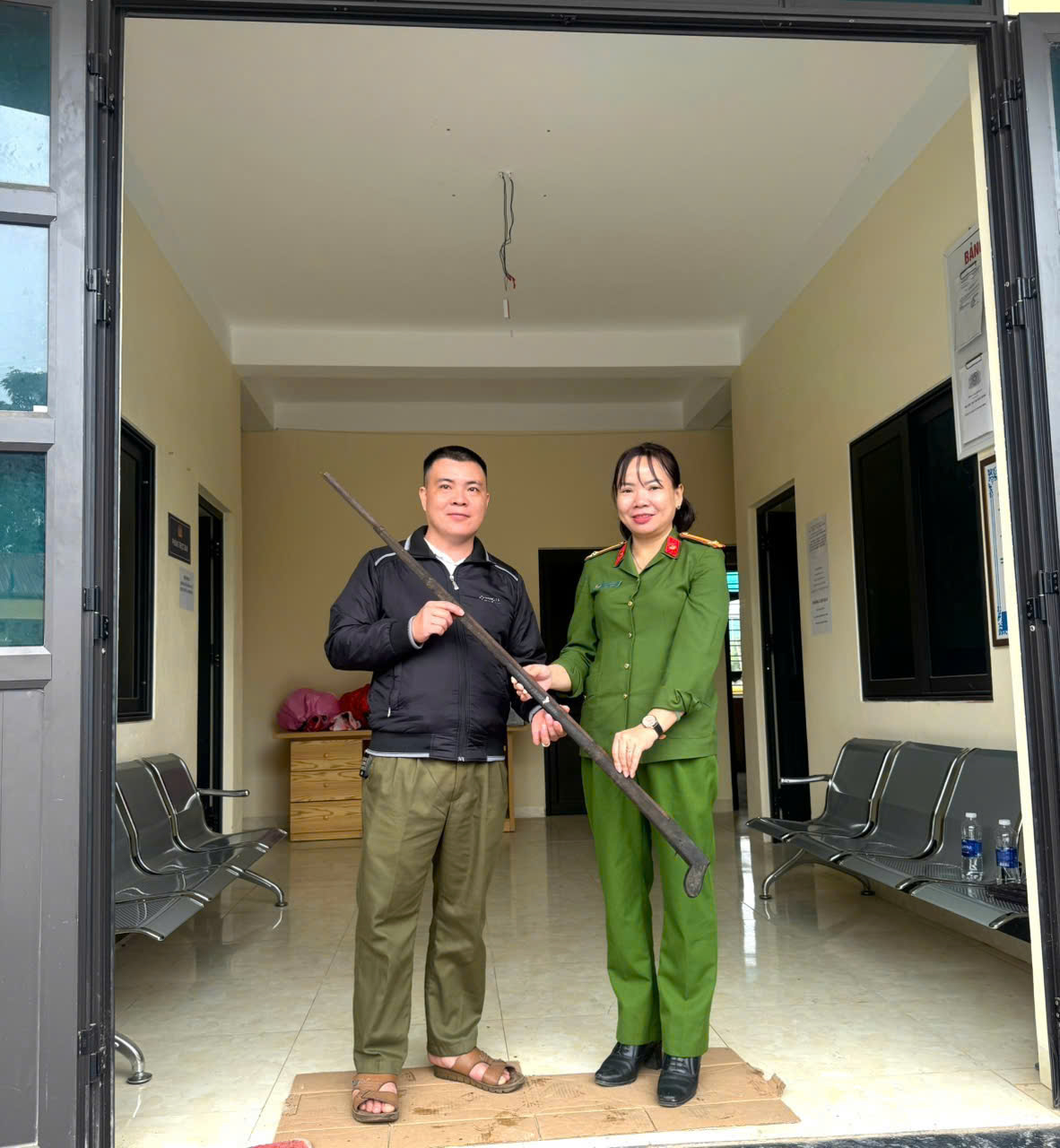 CÔNG AN XÃ HÙNG AN TĂNG CƯỜNG VẬN ĐỘNG NHÂN DÂN GIAO NỘP VŨ KHÍ VẬT LIỆU NỔ