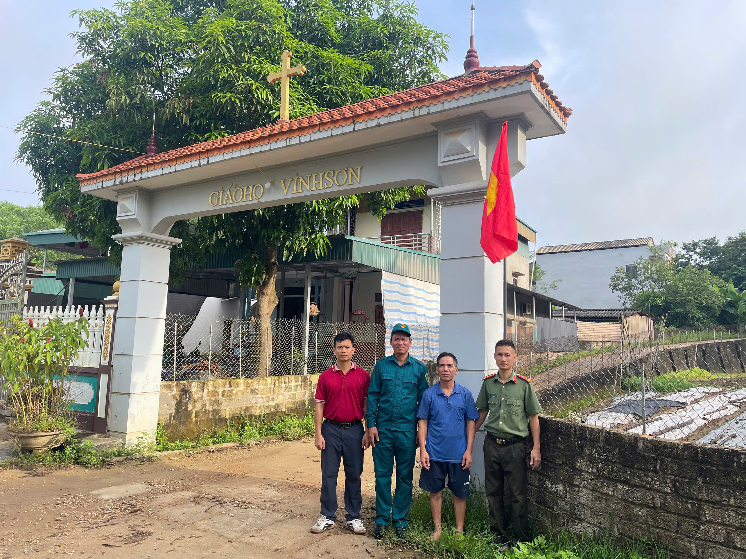 CÔNG AN XÃ BÌNH CA TRAO TẶNG CỜ TỔ QUỐC - LAN TỎA NIỀM TỰ HÀO TRONG “TẾT ĐỘC LẬP”