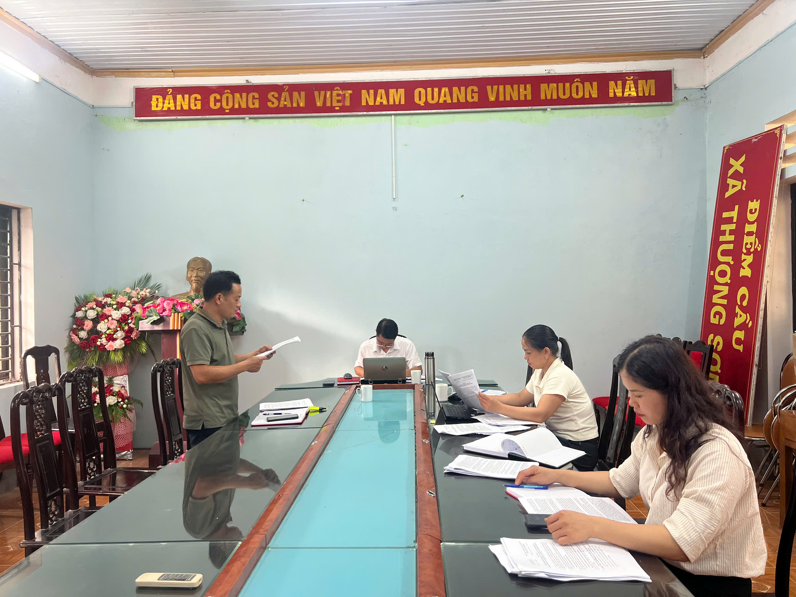 BAN KINH TẾ - NGÂN SÁCH HĐND XÃ HỌP THẨM TRA CÁC VĂN BẢN TRÌNH KỲ HỌP THƯỜNG LỆ GIỮA NĂM 2026