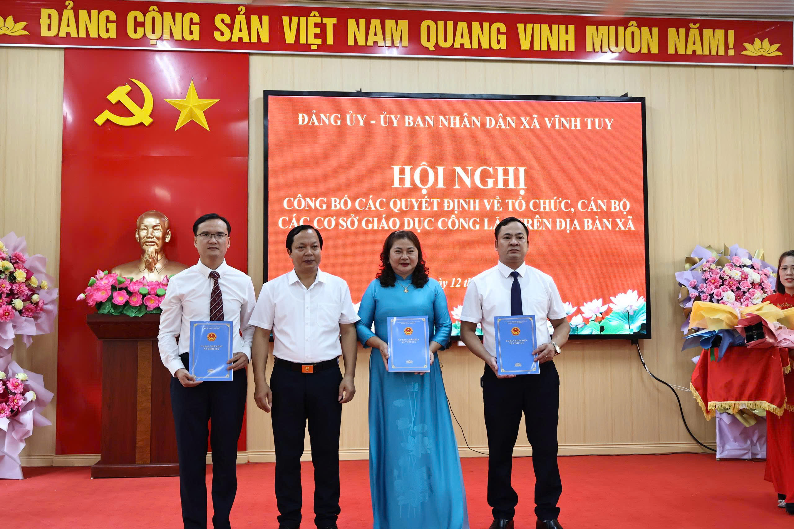 HN c&ocirc;ng bố 03 trường học Trao QĐ 03 Hiệu trưởng.jpg