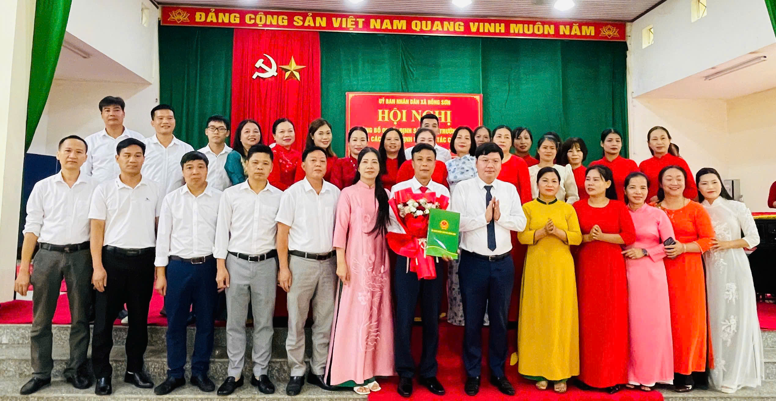 XÃ HỒNG SƠN TỔ CHỨC HỘI NGHỊ CÔNG BỐ QUYẾT ĐỊNH THÀNH LẬP CÁC TRƯỜNG HỌC SAU SÁP NHẬP VÀ BỔ NHIỆM CÁN BỘ QUẢN LÝ