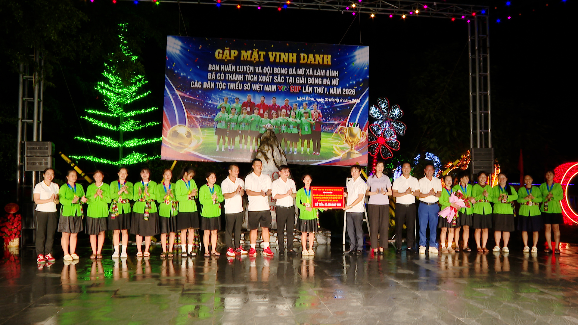 Lâm Bình gặp mặt, vinh danh Ban huấn luyện và Đội bóng đá nữ sau VTV Cup 2026