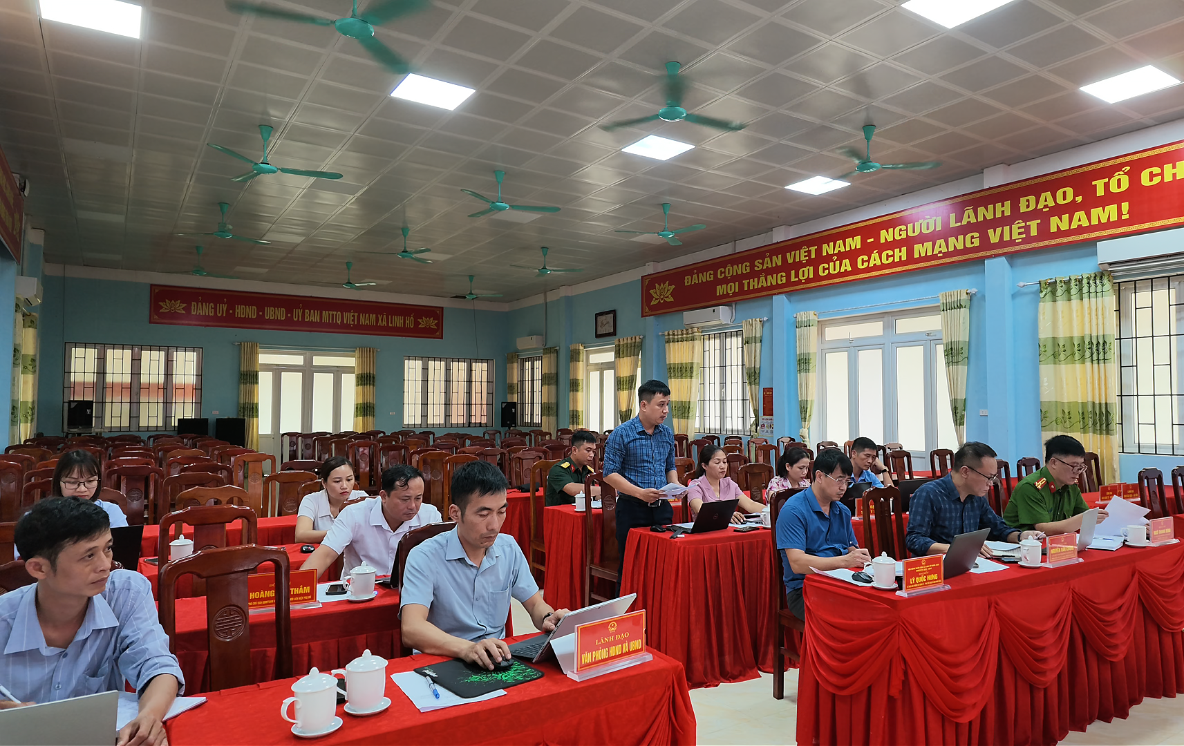 Phi&ecirc;n họp 2.png