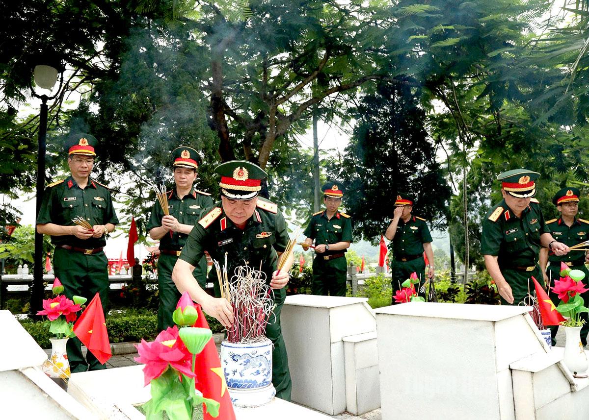 Đoàn công tác Quân ủy Trung ương, Bộ Quốc phòng viếng các Anh hùng liệt sĩ tại Nghĩa trang Liệt sĩ Quốc gia Vị Xuyên