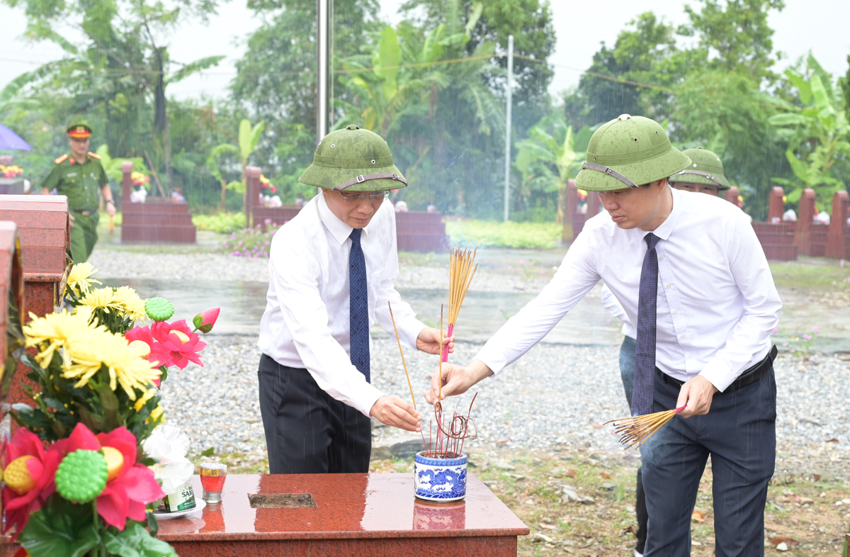 Lãnh đạo xã Hàm Yên dâng hương tri ân các Anh hùng liệt sĩ