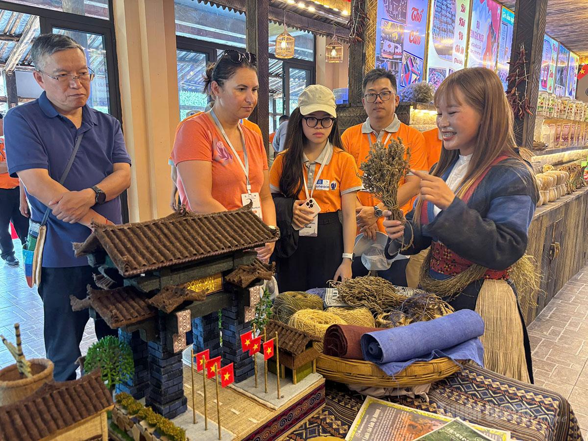 Đoàn chuyên gia UNESCO khảo sát thực địa tại xã Đồng Văn và Mèo Vạc