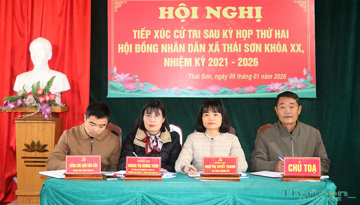 Đồng chí Bí thư Đảng ủy Nhữ Thị Tuyết Thanh tiếp xúc cử tri thôn Quang Trung