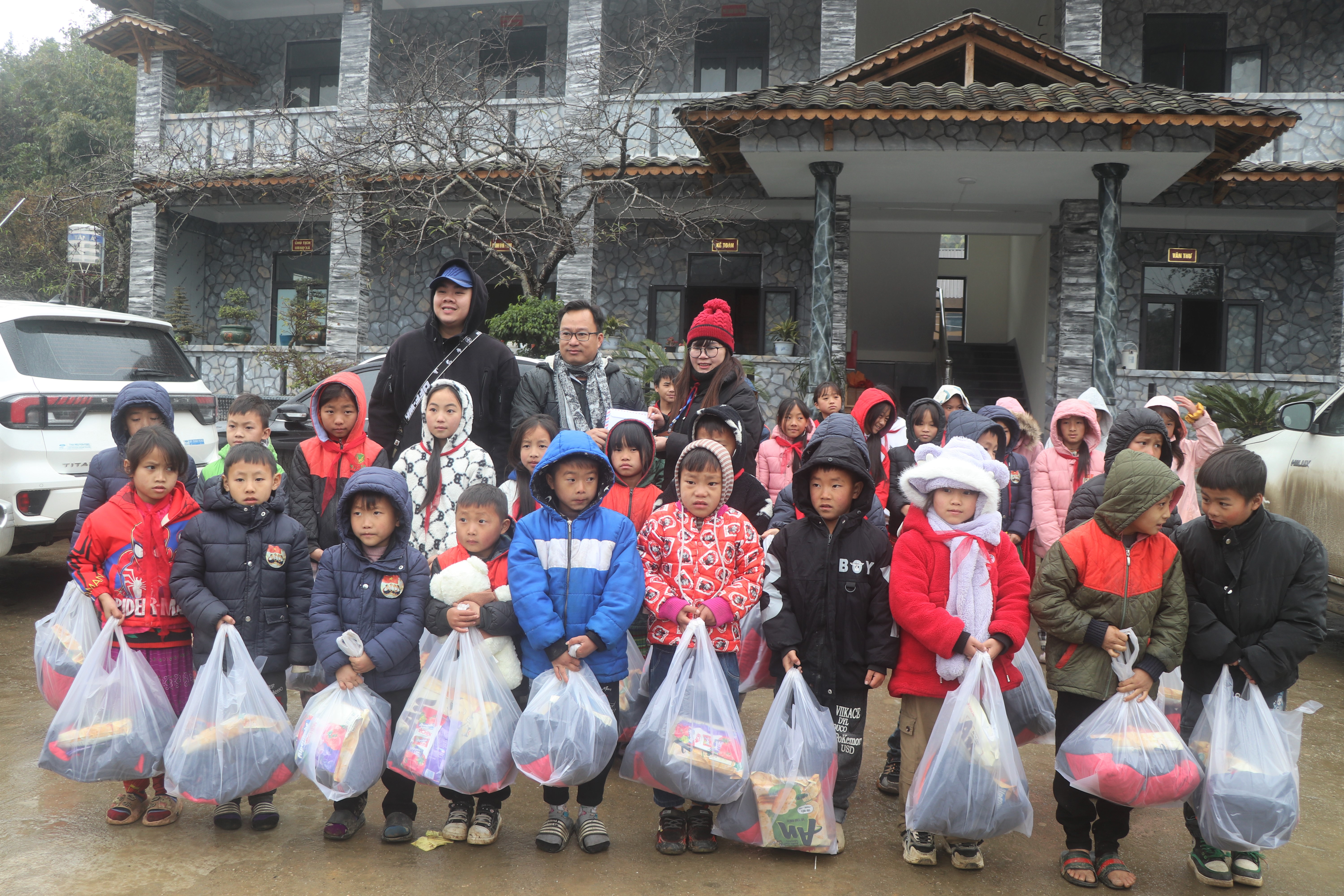 LAN TỎA YÊU THƯƠNG: 85 SUẤT QUÀ ĐẾN VỚI HỌC SINH VÀ BÀ CON CÓ HOÀN CẢNH KHÓ KHĂN