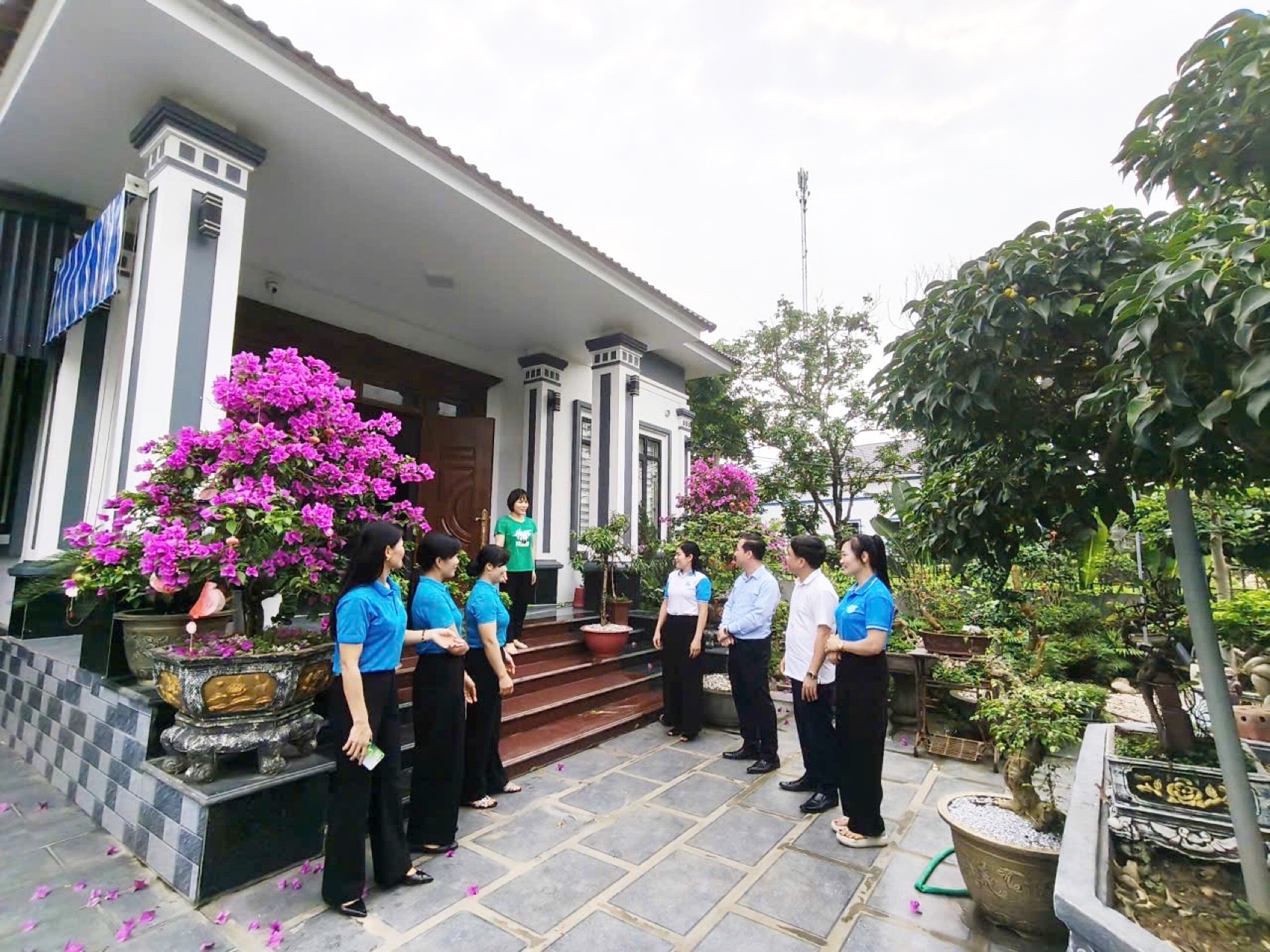 Hội Liên hiệp Phụ nữ xã Sơn Thủy phát động, gắn biển mô hình “Nhà sạch - Vườn đẹp” 